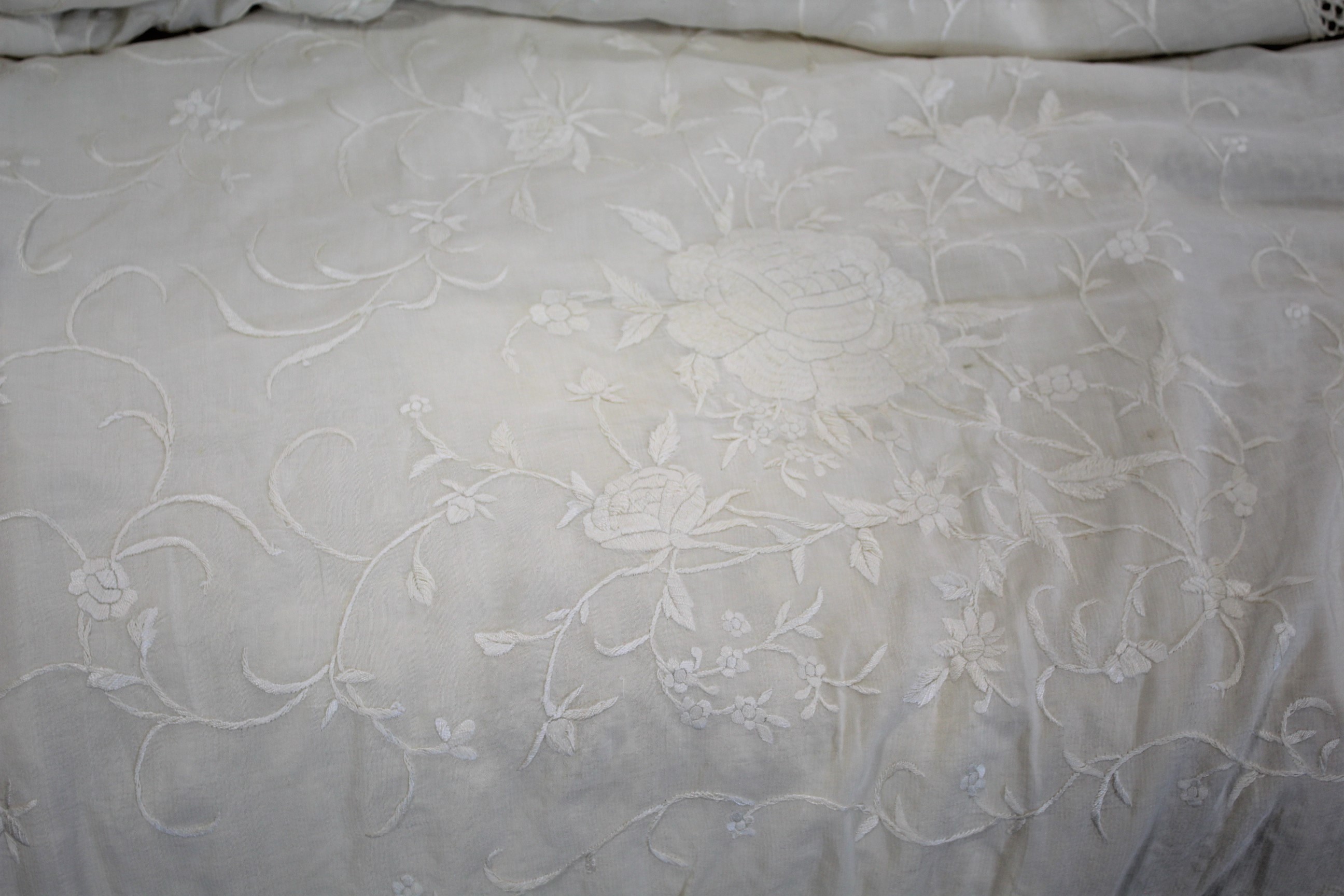 CHINESE SHAWL a late 19th/early 20thc Chinese embroidered silk shawl, with a fringed border. Shawl - Image 2 of 3