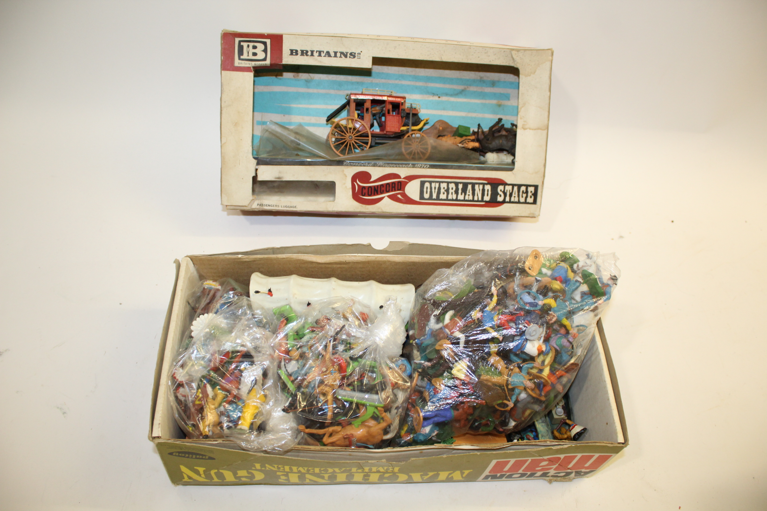 QUANTITY OF BRITAINS AND OTHER WILD WEST COWBOY & INDIAN PLASTIC FIGURES, includes boxed Britains