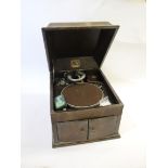 HMV GRAMOPHONE Model No 109, a table top gramophone with an oak case and His Masters Voice soundbox.