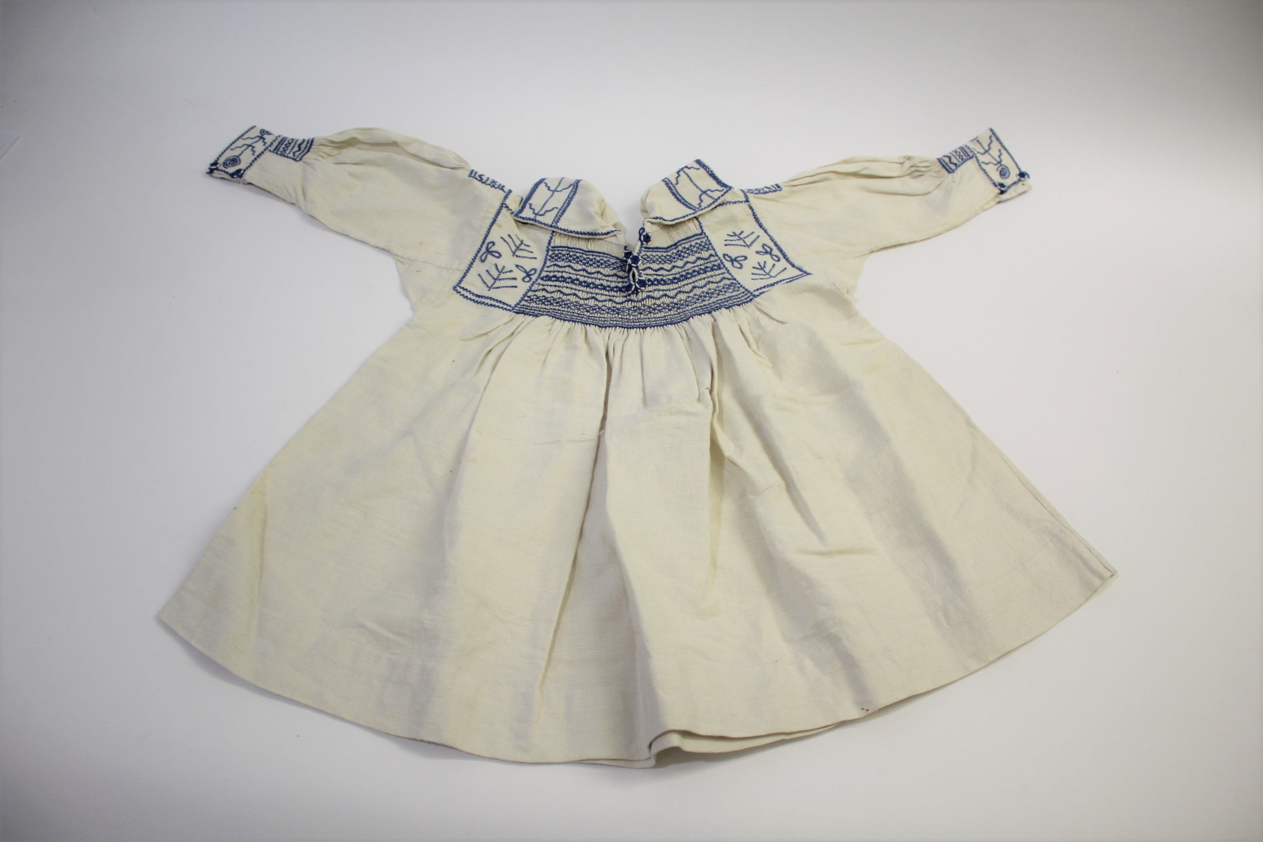 18THC SILK CHILD'S DRESS a silk child's dress, pleated to the waist with lace fastening bodice ( - Image 3 of 10