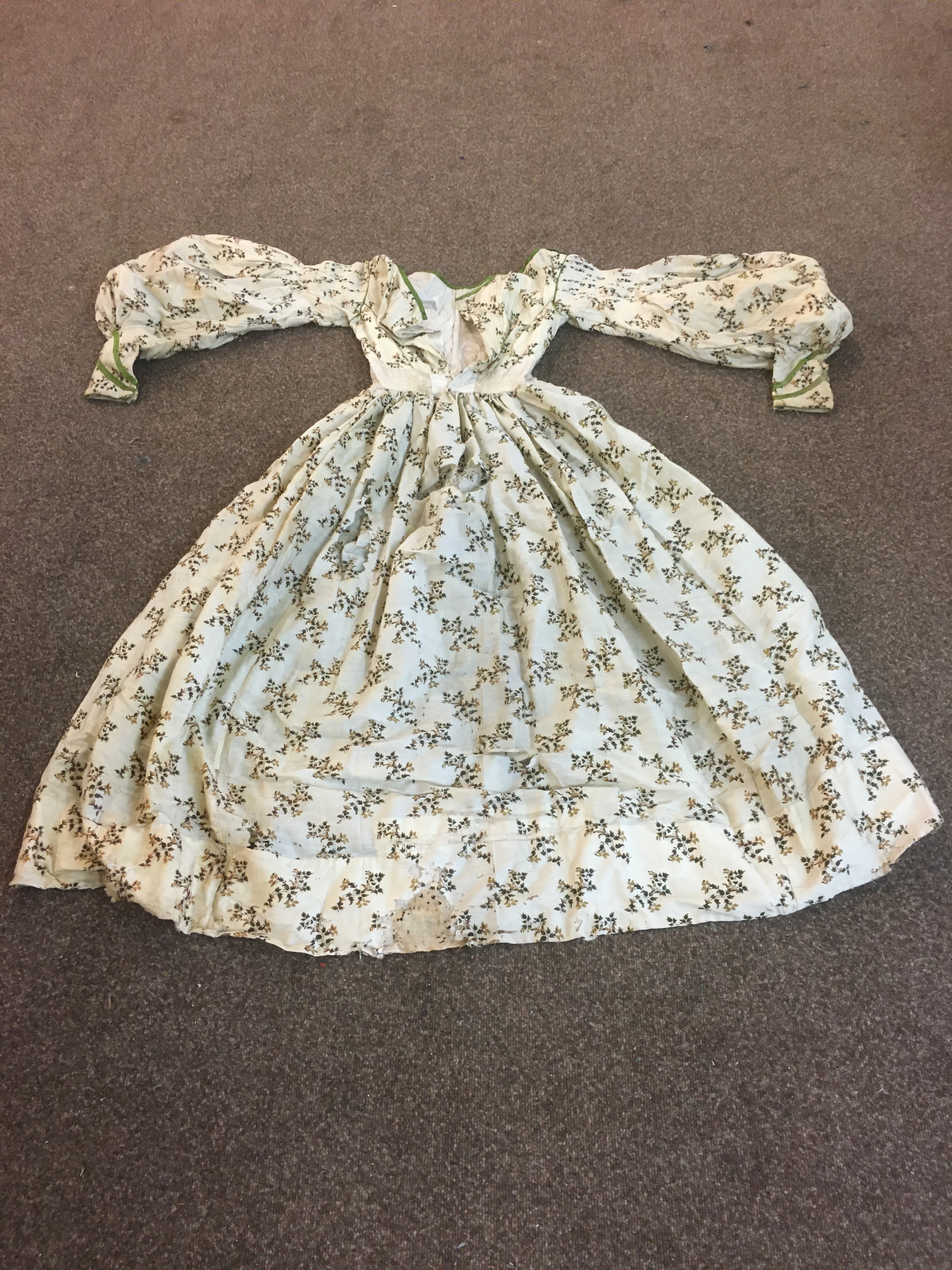 19THC CREAM SILK PATTERNED DAY DRESS with green silk ribbon detail, 123cms long. Also with a Paisley - Image 14 of 21