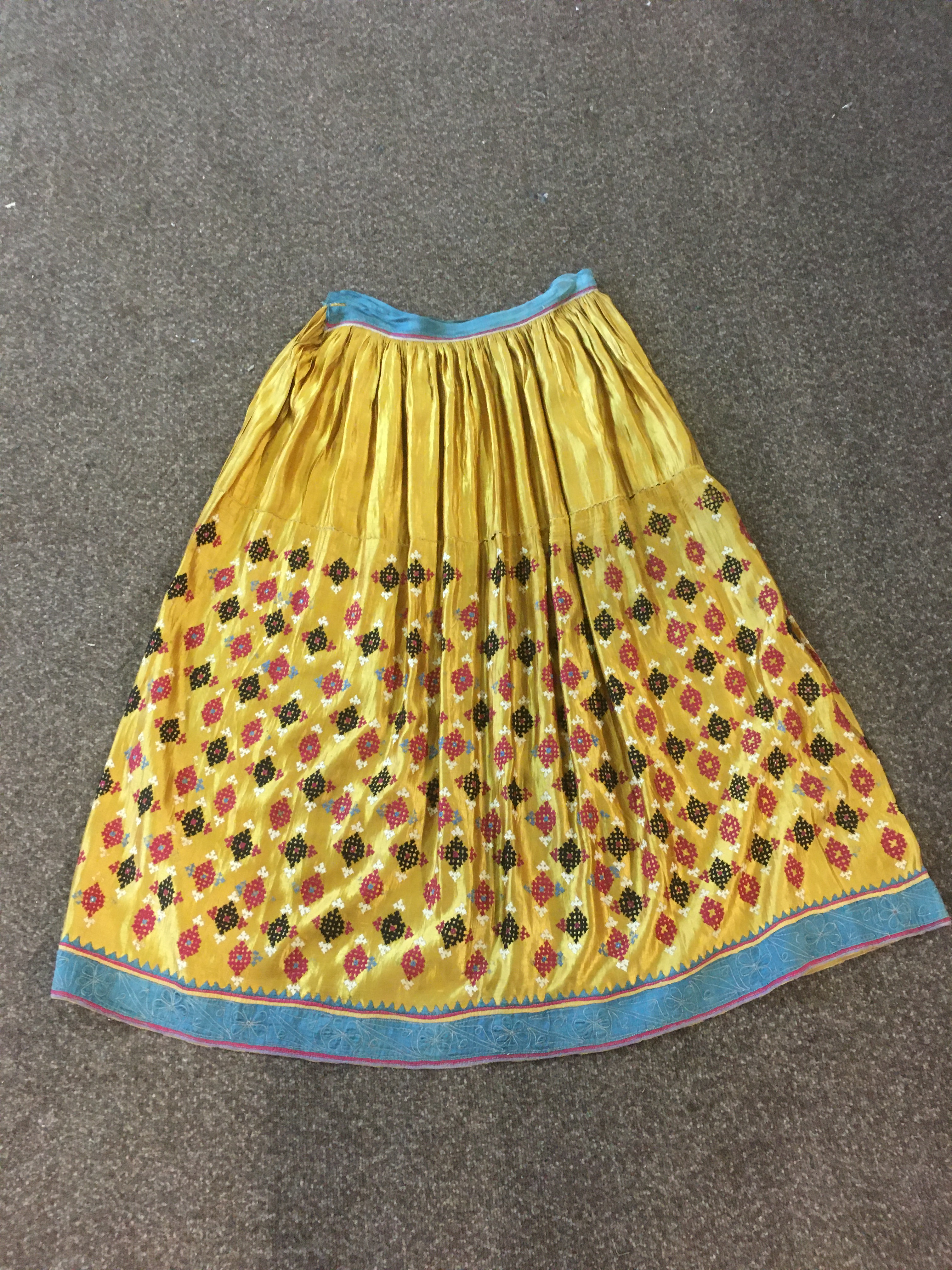 ANTIQUE INDIAN SKIRT a full length gathered skirt made from 19thc gold coloured silk, embroidered - Image 5 of 5