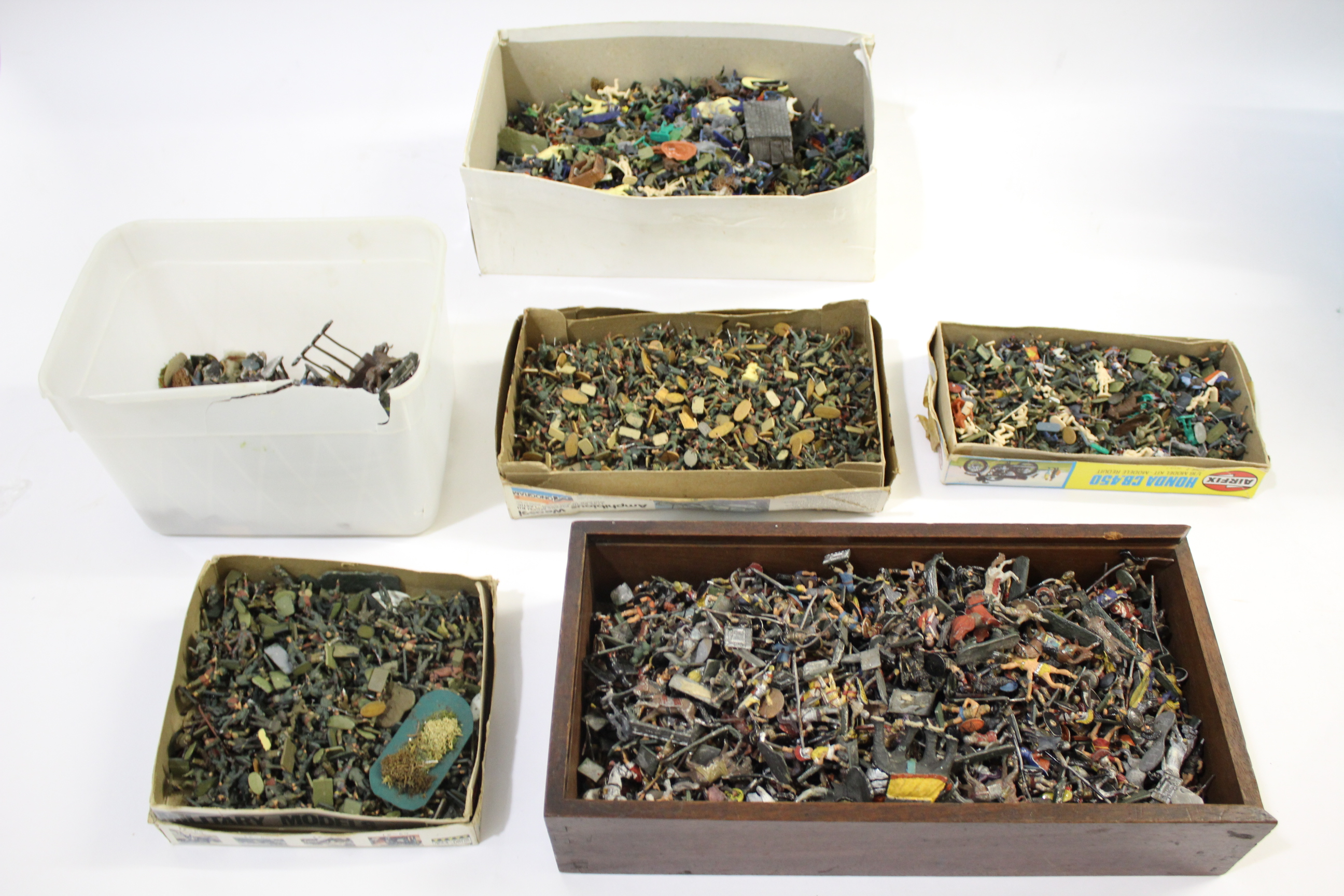 LARGE QTY OF WAR GAMES FIGURES & MILITARY FIGURES including a large qty of metal war games figures
