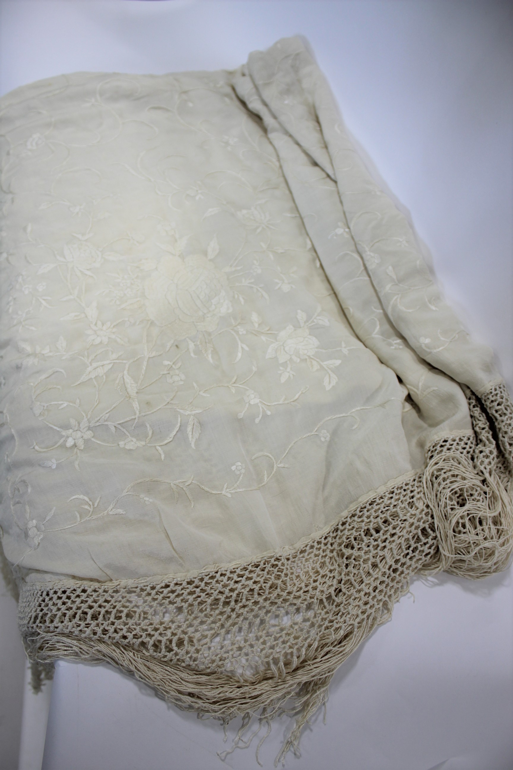 CHINESE SHAWL a late 19th/early 20thc Chinese embroidered silk shawl, with a fringed border. Shawl - Image 3 of 3
