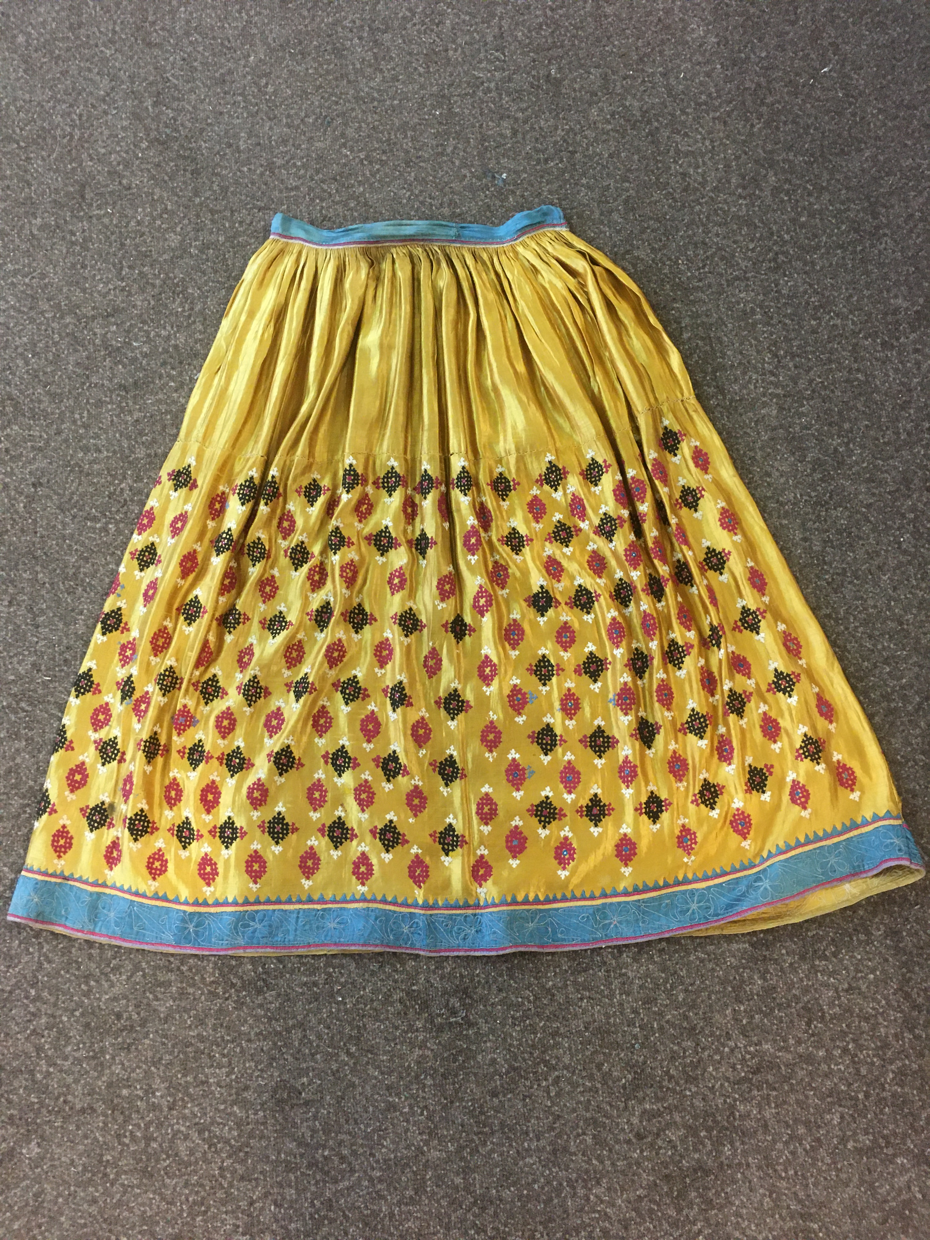 ANTIQUE INDIAN SKIRT a full length gathered skirt made from 19thc gold coloured silk, embroidered - Image 2 of 5