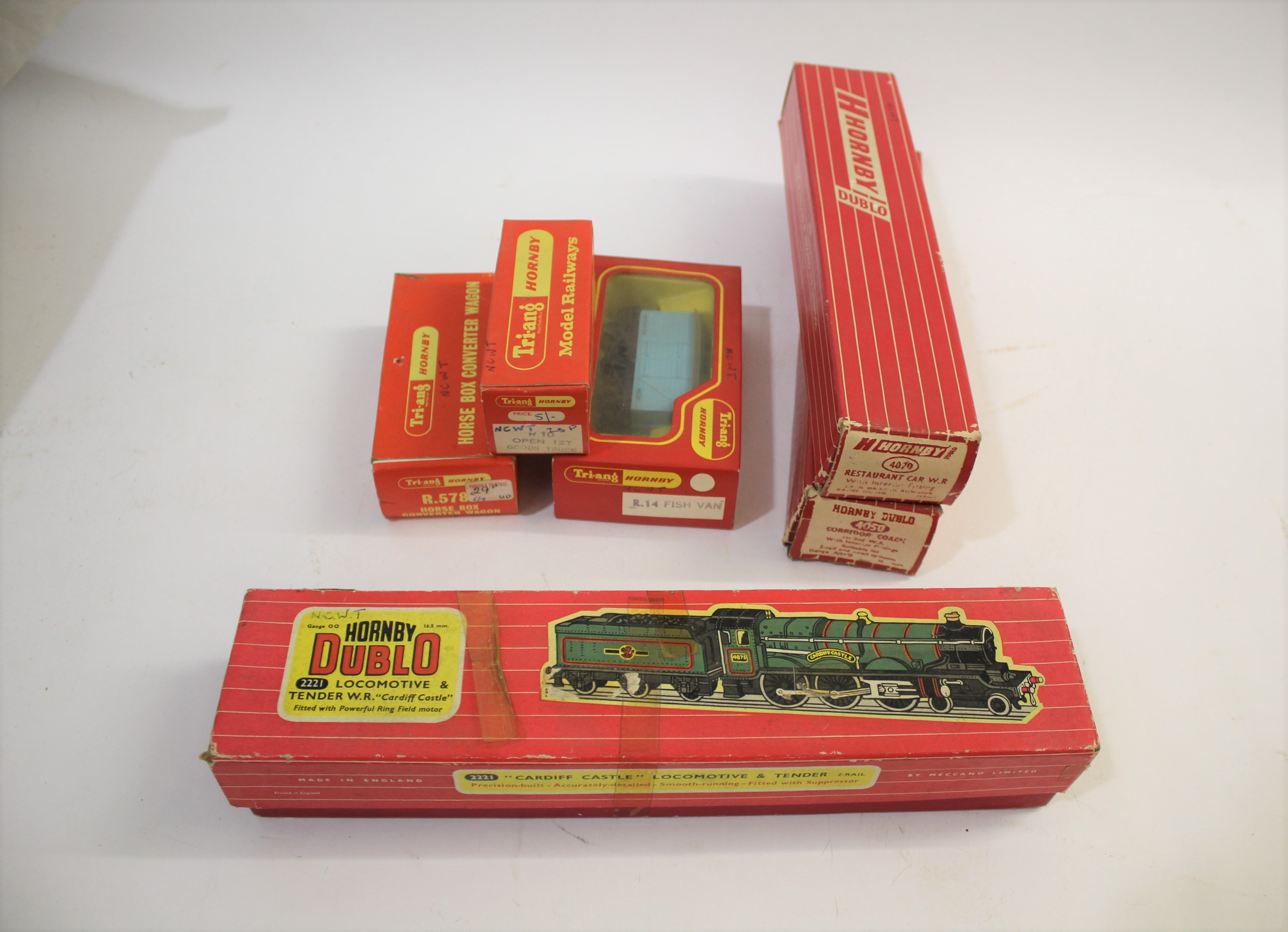 HORNBY DUBLO LOCOMOTIVE a boxed 2221 Cardiff Castle locomotive and tender, 4075, also with boxed