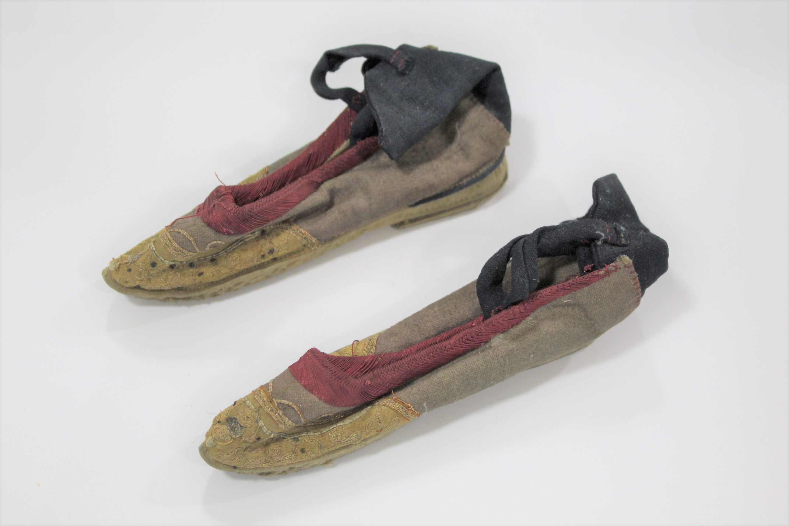 PAIR OF CHINESE CHILDRENS SHOES a pair of late 19th/early 20thc Chinese wool slippers, with gold