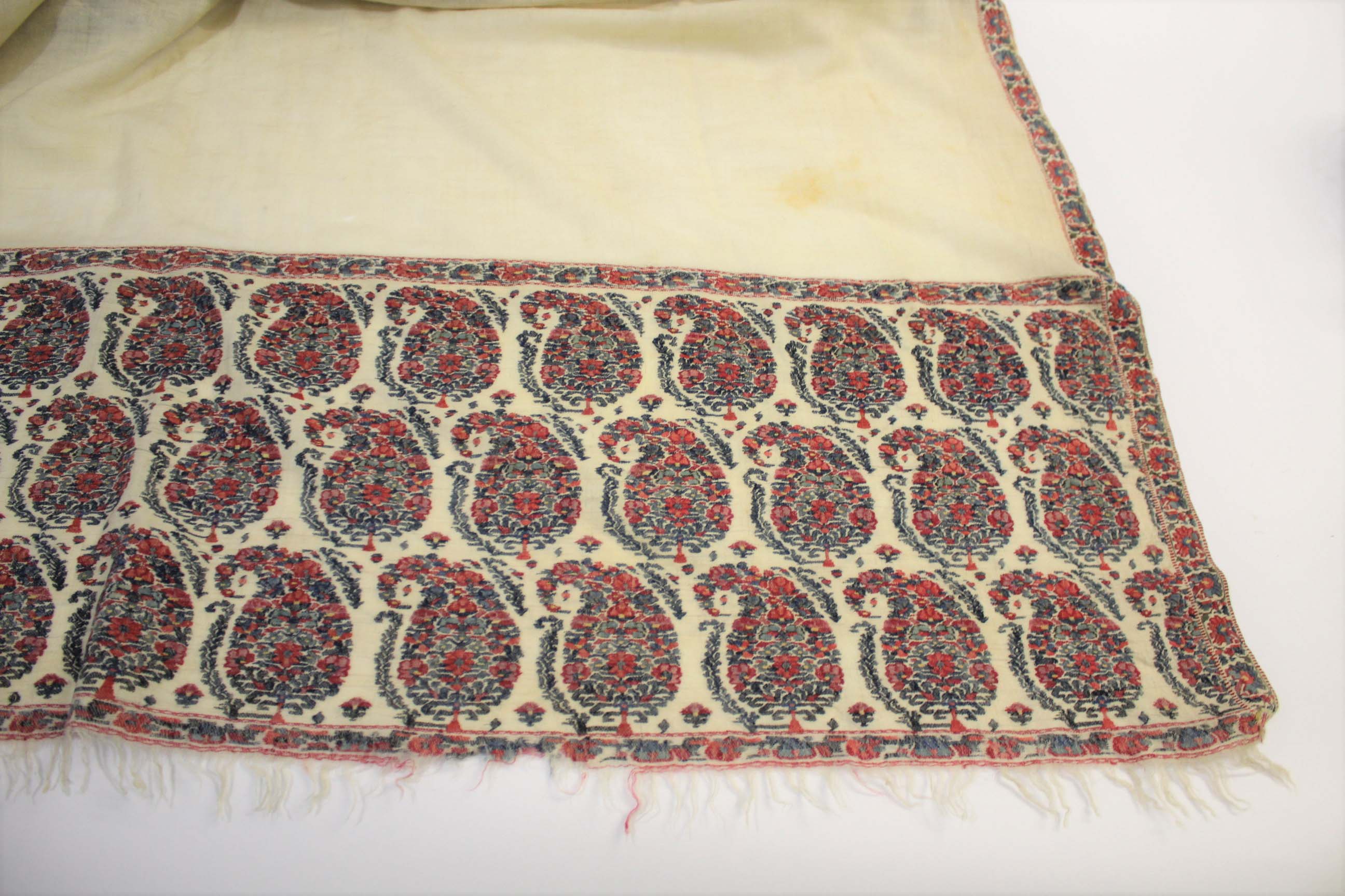 19THC PAISLEY SHAWL a mid 19thc paisley wool cashmere shawl (264cms by 126cms), and also with a fine - Image 2 of 9