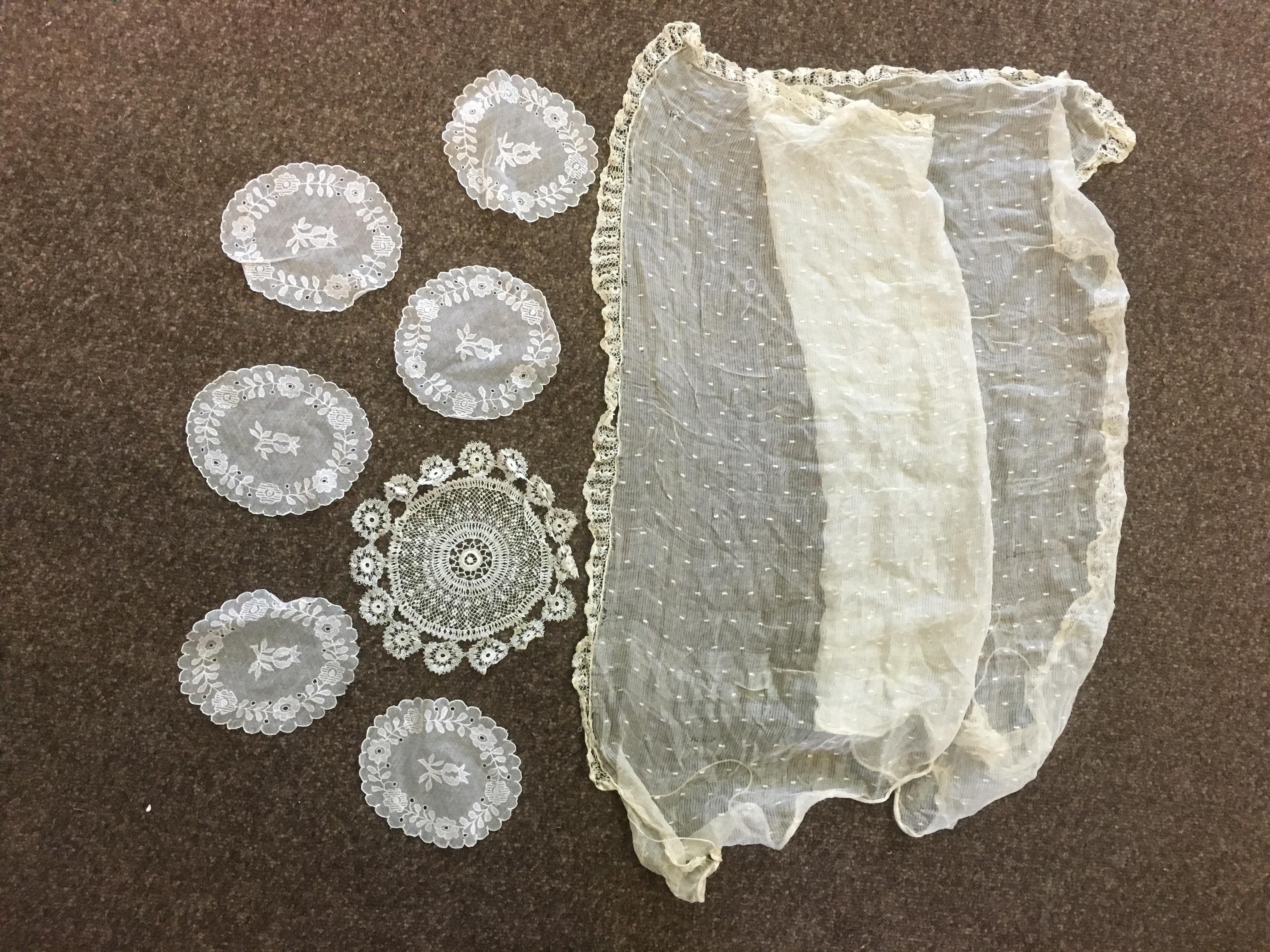 VINTAGE LACE a collection of 19thc lace, comprising collars, a fine shawl, a small applique lace - Image 7 of 8