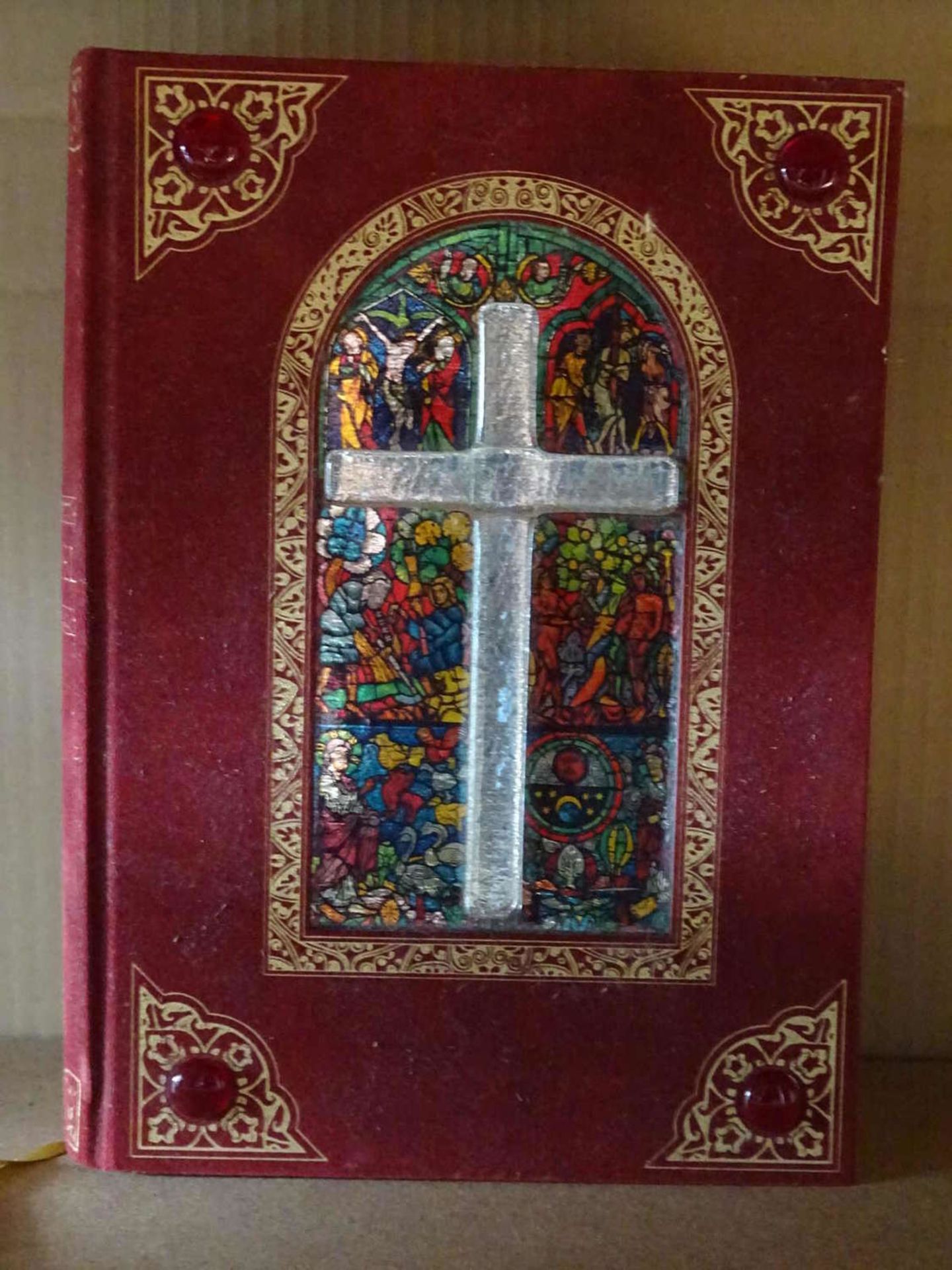 1 Bibel von Weltbildverlag, illustriert mit den schönsten Werken der Glasmalerei im Samteinband