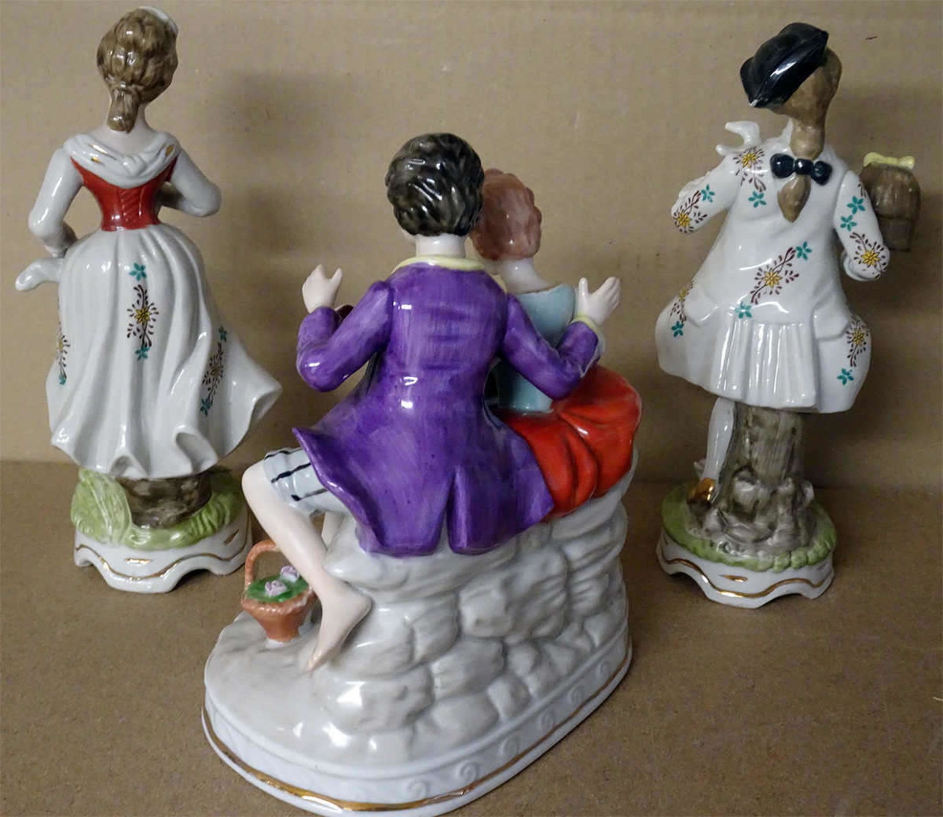 3 Porzellan - Figuren, farbig ausstaffiert Rokkoko -Stil, 1x gemarkt. Guter Zustand.3 porcelain - Bild 2 aus 3