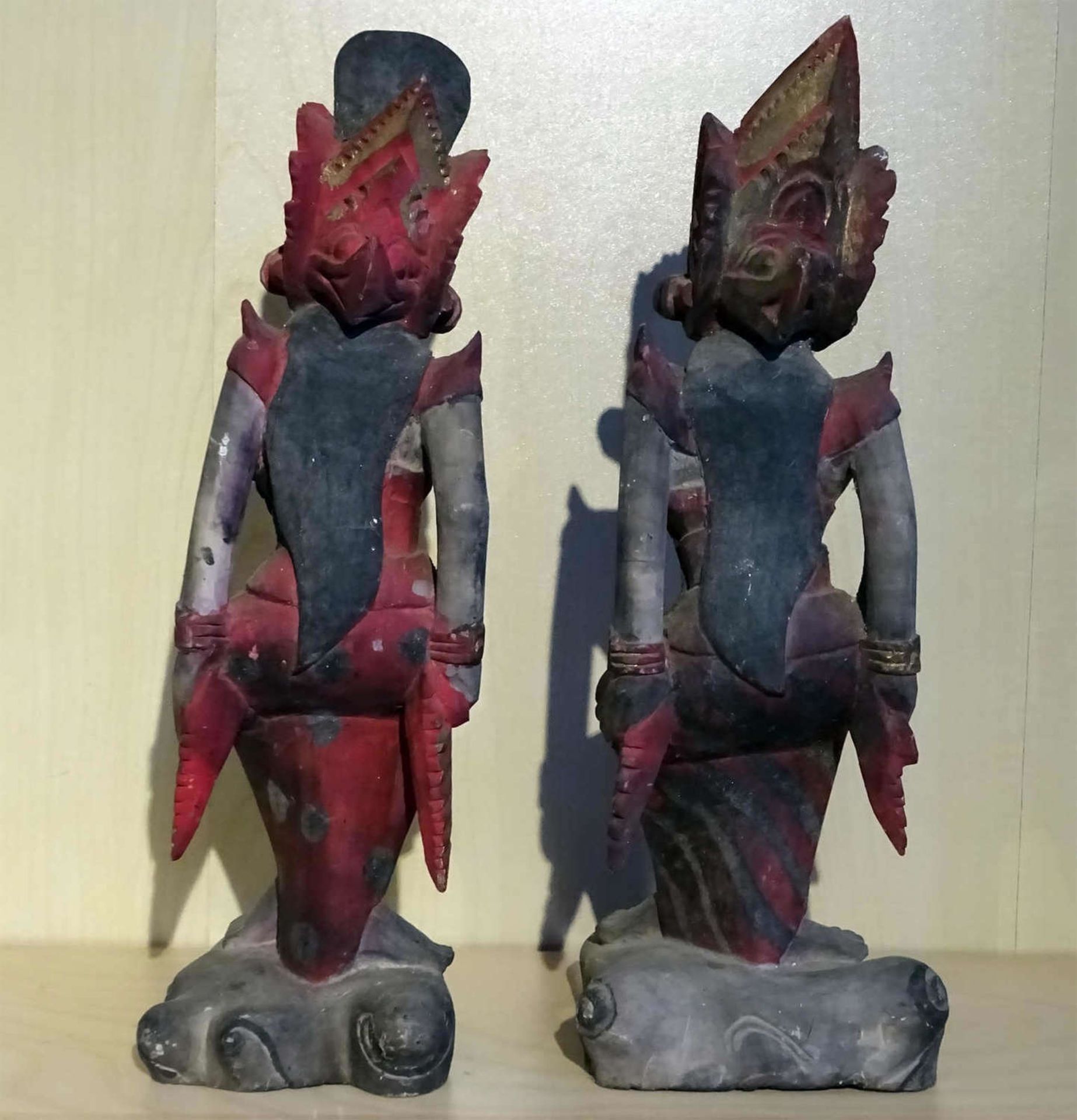 2 Holzschnitzereien Asien "Tempeltänzerinnen", Höhe ca 30cm. Farbe teilweise rissig (nicht - Image 2 of 2