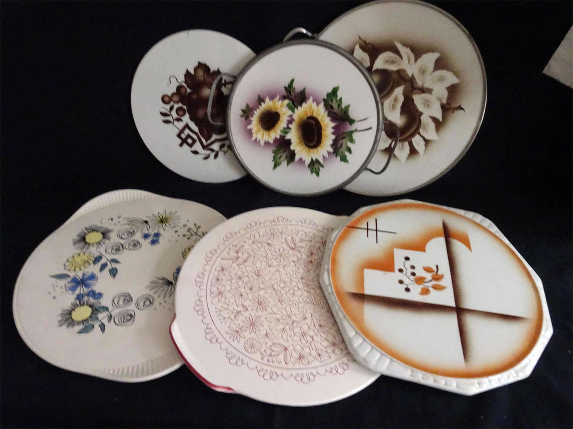 Grünstadter Keramik, 6 Kuchenplatten, dabei 2x mit Metallmontur. Verschiedene Modelle, teilweise mit