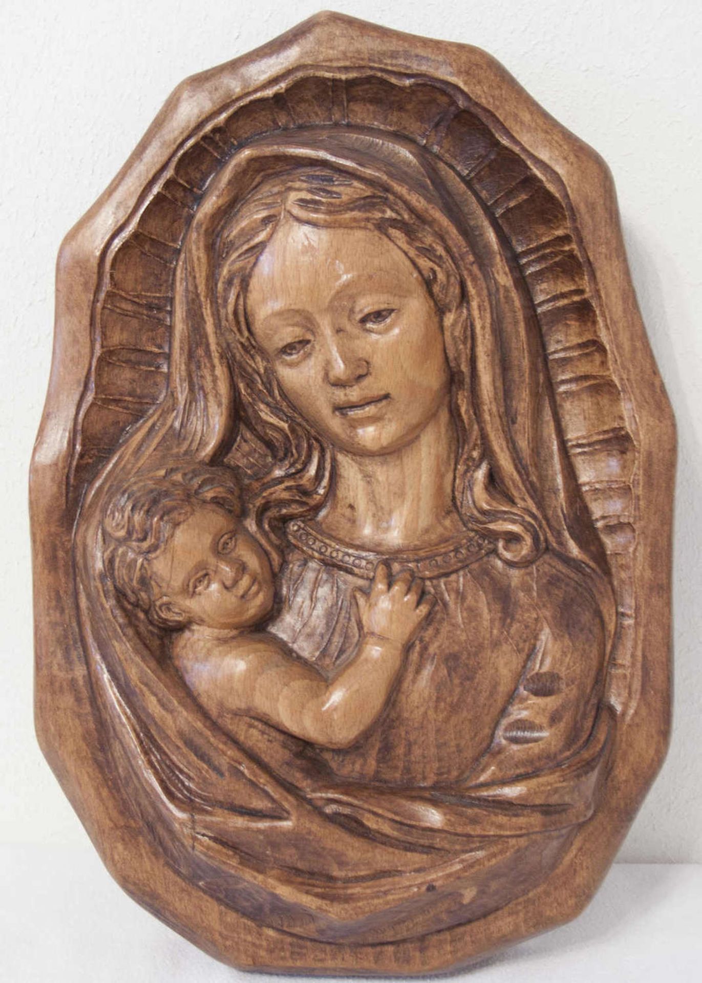 Holz - Relief "Maria mit Jesuskind". Maße: H: ca. 36 cm, B: ca. 24 cm. Guter Zustand.Wood -
