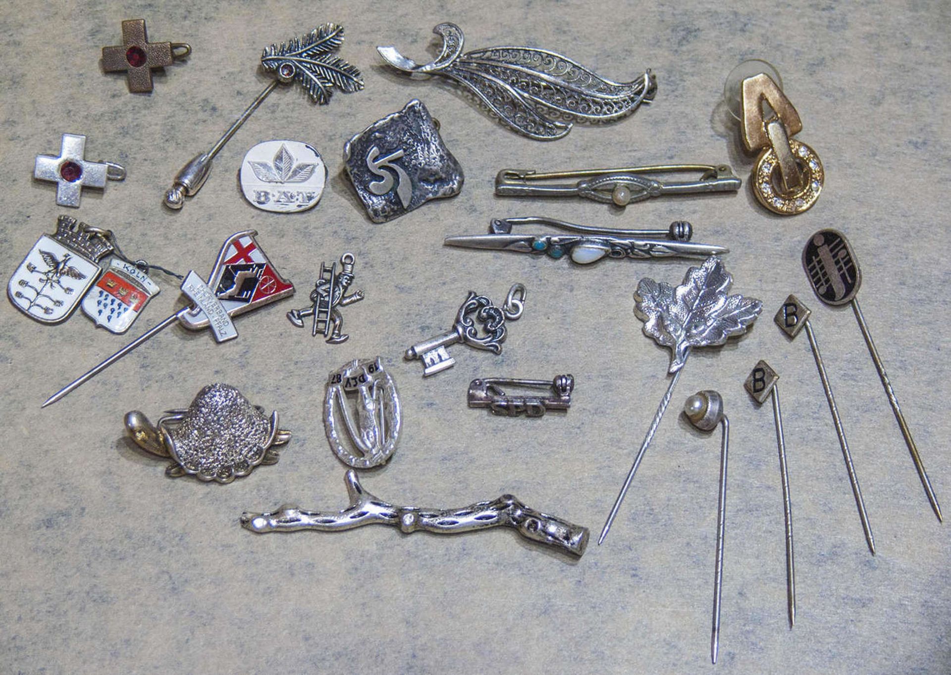 Lot Broschen, Nadeln und Anhänger, dabei viel Silber. Bitte besichtigen.Lot of brooches, needles and