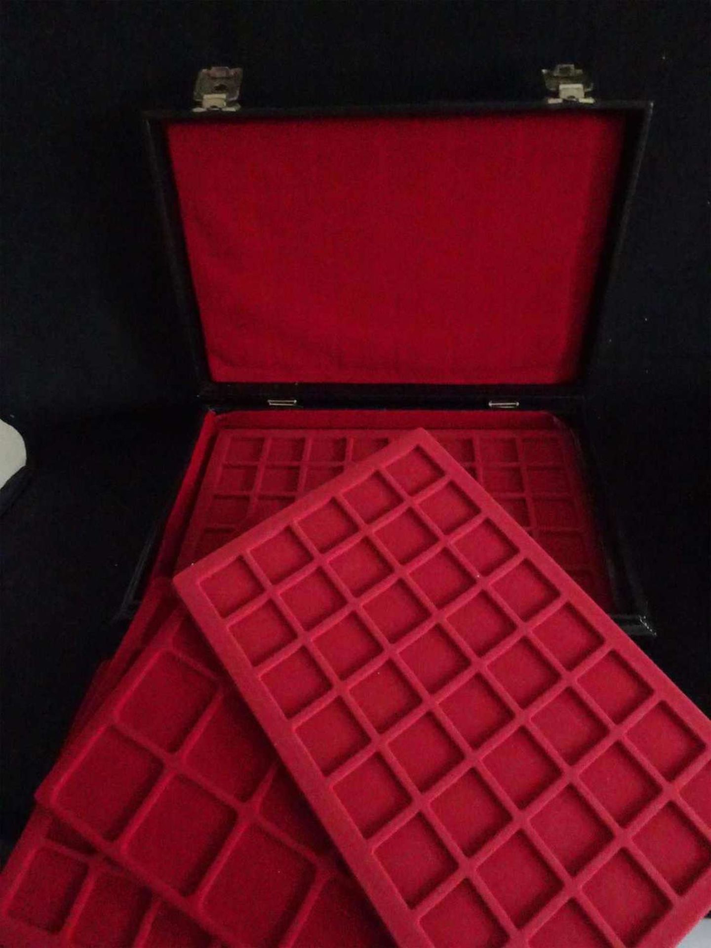 1 Münzkoffer mit 10 Münztafeln, mit Gebrauchsspuren. Schlüssel nicht vorhanden.1 coin case with 10