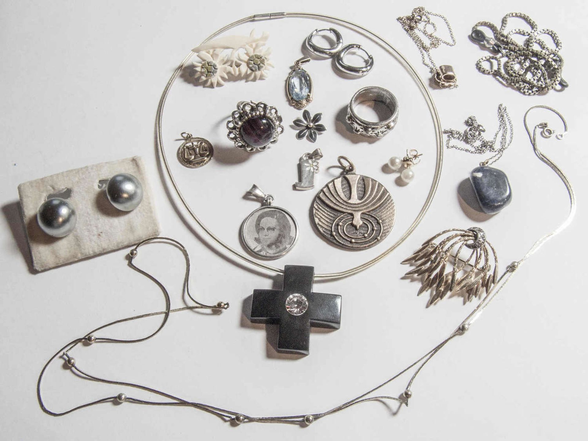 Kleines Lot aus Auflösung, meist Modeschmuck, aber auch etwas Silber.Small lot from dissolution,