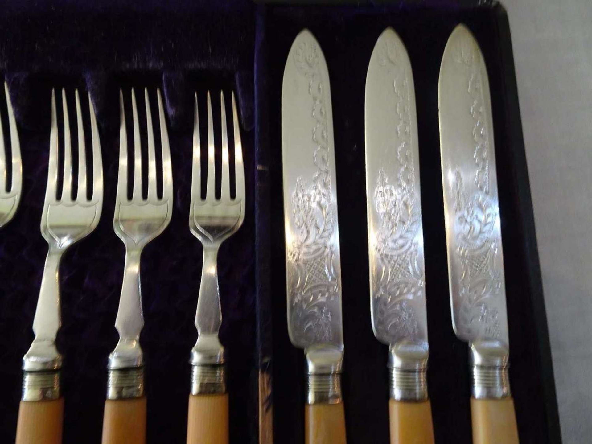 altes Obstbesteck, 12-teilig, mit Elfenbeingriffen ?? Im Original Kasten.old fruit cutlery, 12 - Image 3 of 3