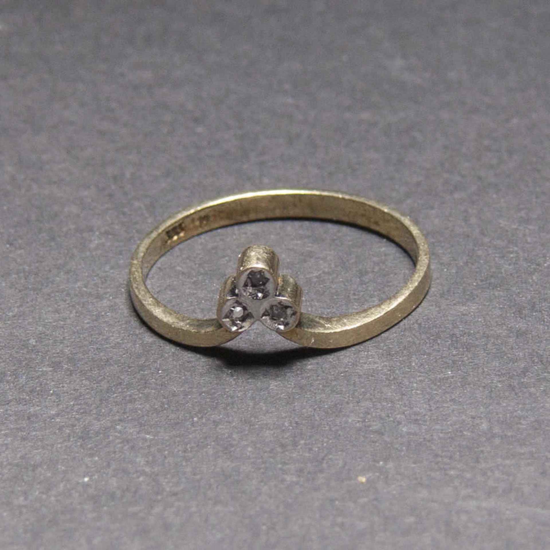 Damenring, 333er Gelbgold, besetzt mit kleinen Brillianten. Ringgröße 55, Gewicht ca. 1,4 gr.