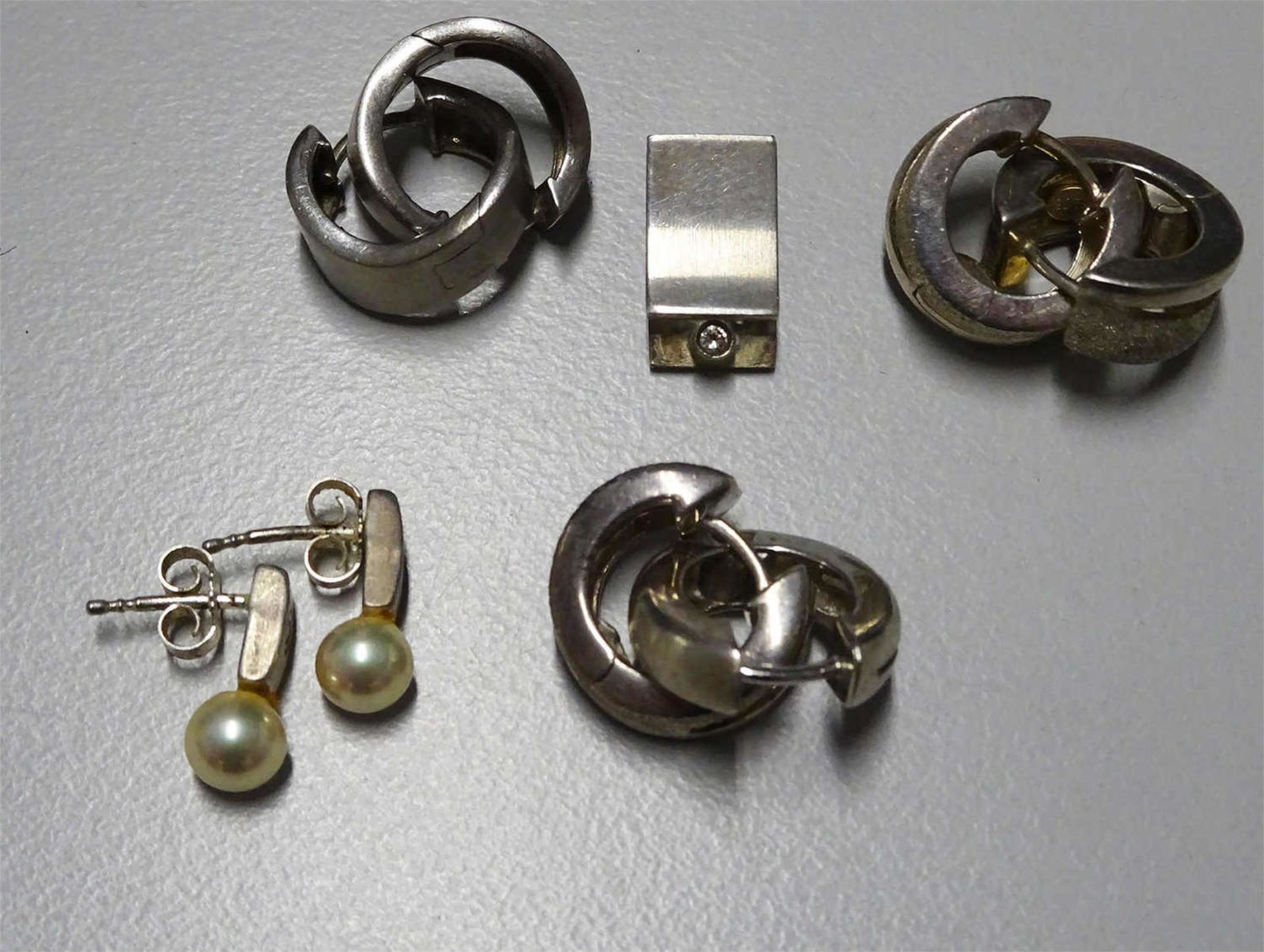 Lot Silberschmuck, dabei 4 Paar Ohrringe, sowie 1 Anhänger. Gesamtgewicht ca. 26,5 gr.Lot of