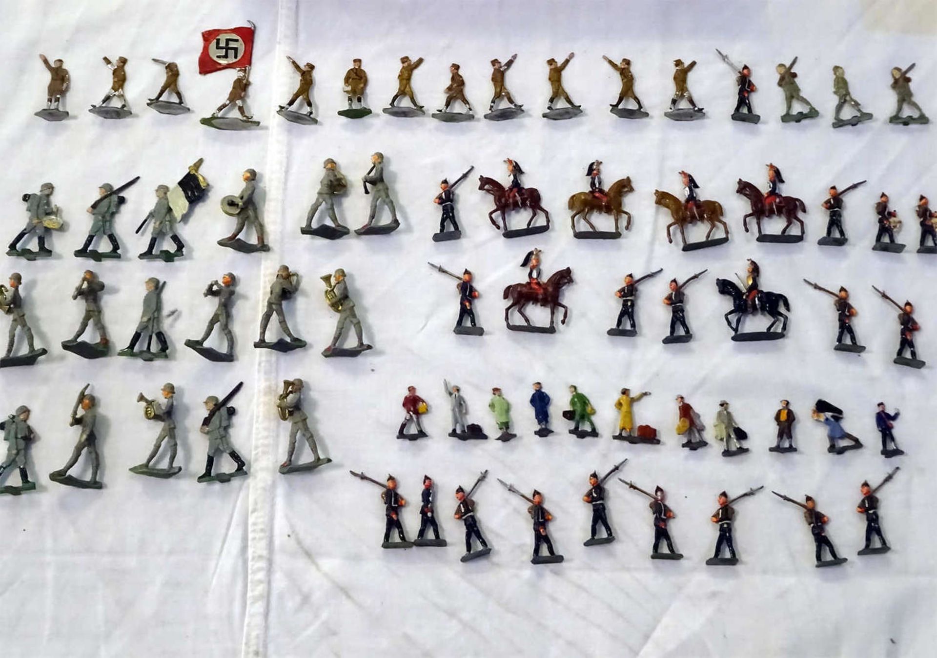 Zinnfiguren, Kleinformat, dabei braune Dragoner, 3. Reich, Eisenbahnfiguren, etc.Pewter figures,