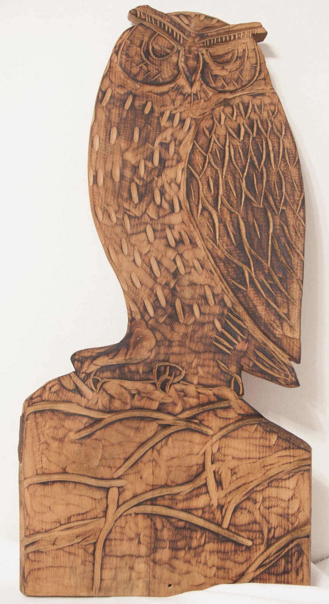Holzrelief "Eule". Handgeschnitzt. Maße: ca. 83 cm x ca. 40 cm. Trocknungsriss am Sockel.Wooden