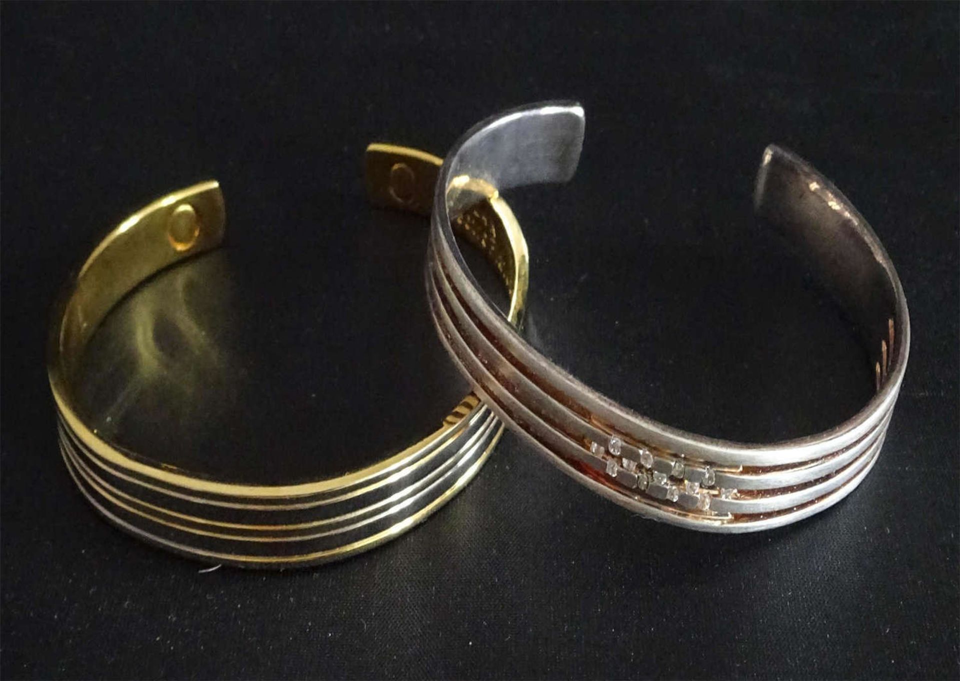 2 Armreifen, 925er Silber, teilweise vergoldet, offene Schiene. Gewicht ca. 41,56 gr2 Bangle, 925