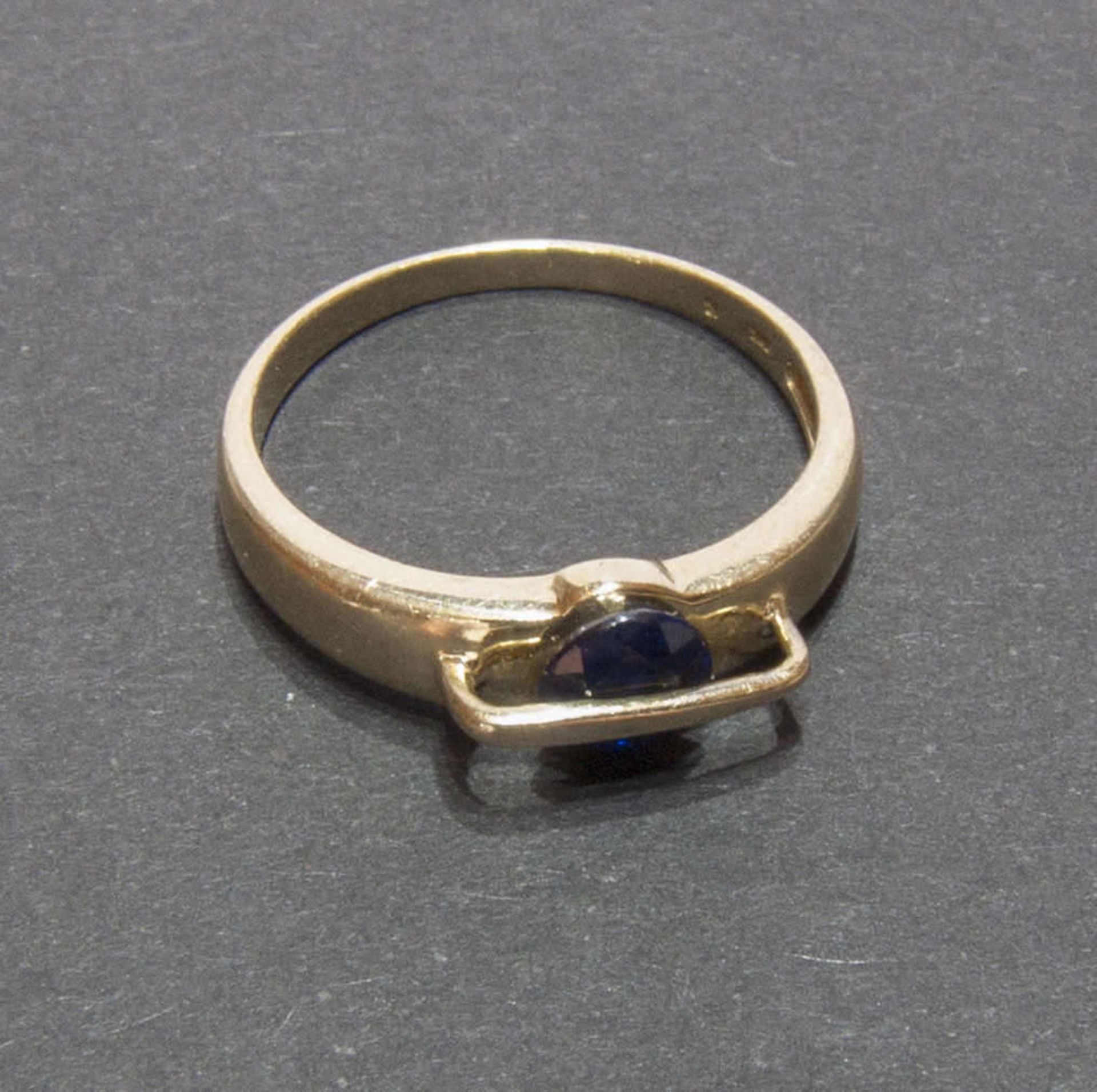 Damenring, 585er Gelbgold, besetzt mit blauem Halbedelstein. Ringgröße 53, Gewicht ca. 2,2 gr.