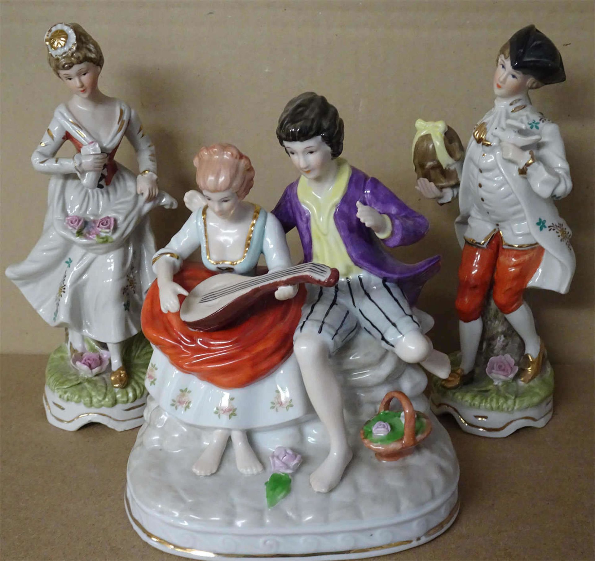 3 Porzellan - Figuren, farbig ausstaffiert Rokkoko -Stil, 1x gemarkt. Guter Zustand.3 porcelain