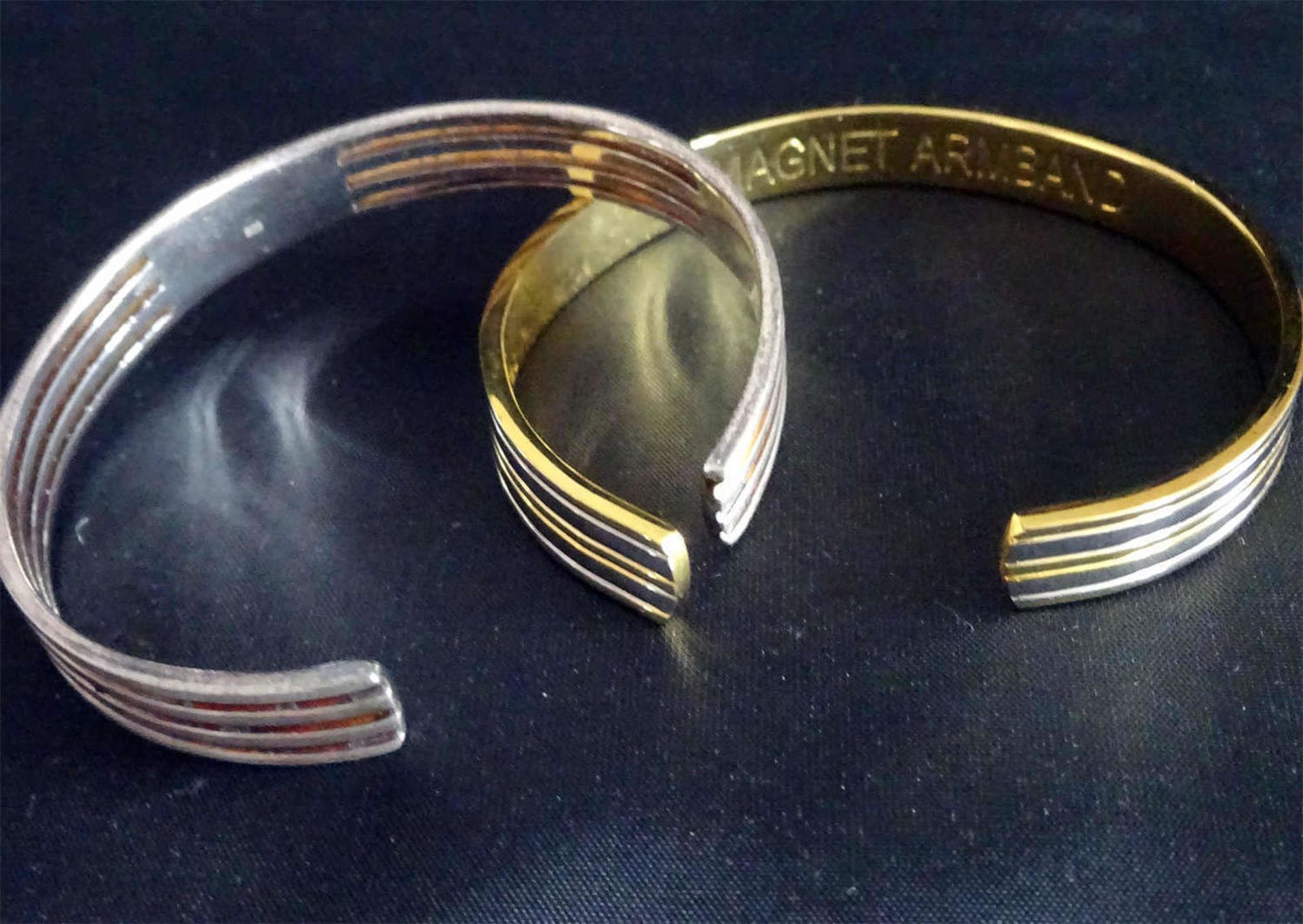 2 Armreifen, 925er Silber, teilweise vergoldet, offene Schiene. Gewicht ca. 41,56 gr2 Bangle, 925 - Bild 2 aus 2