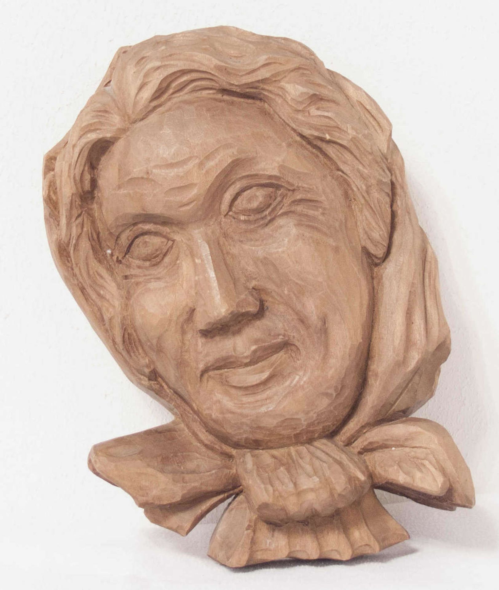 Holz - Figur "Frauenkopf", geschnitzt. H: ca. 30 cm.Wood figure "Woman's head", carved. H: about