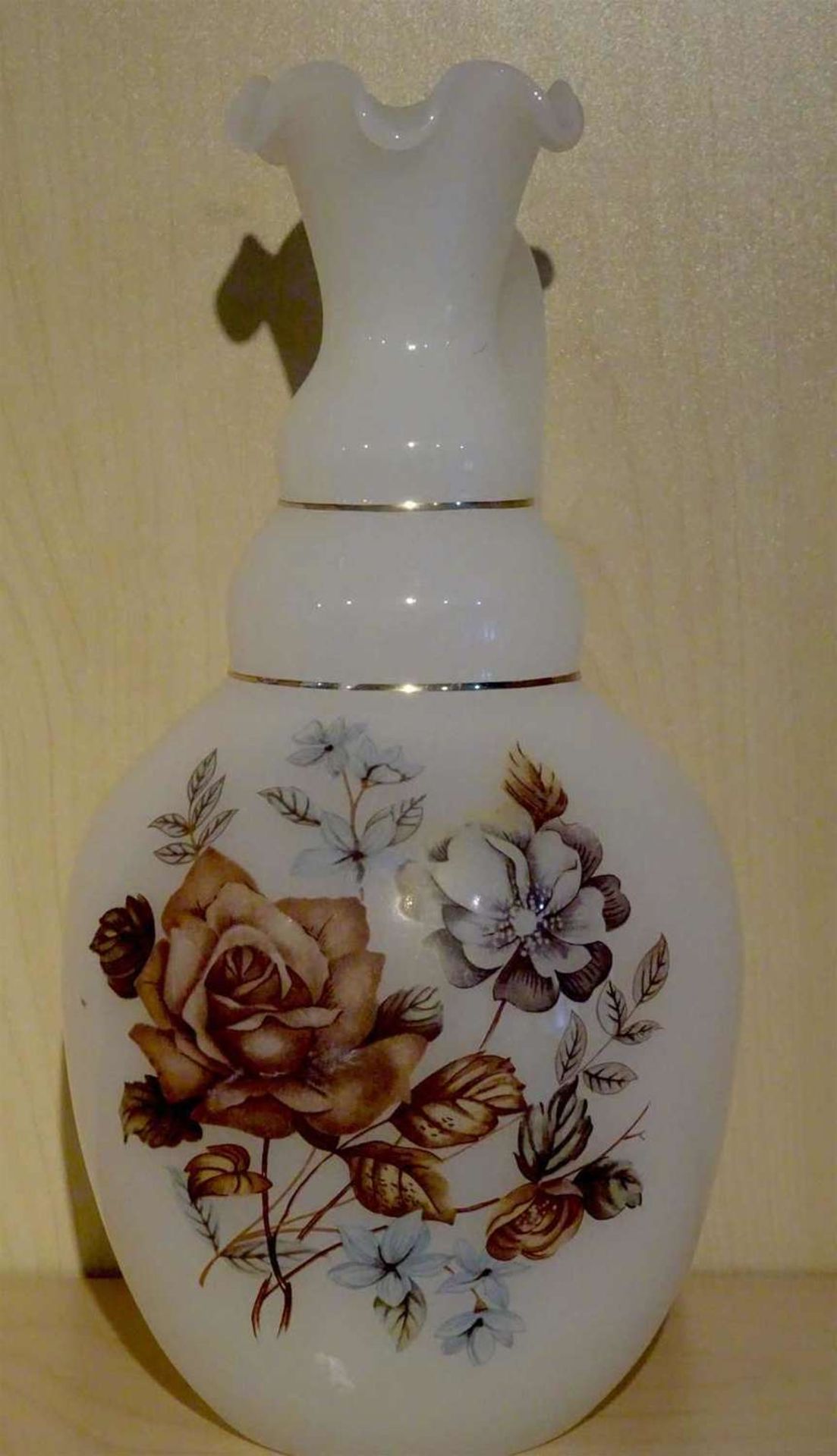 1 alte Henkelvase, Milchglas, um 1900. Höhe ca. 33 cm, guter Zustand.1 old handle vase, frosted