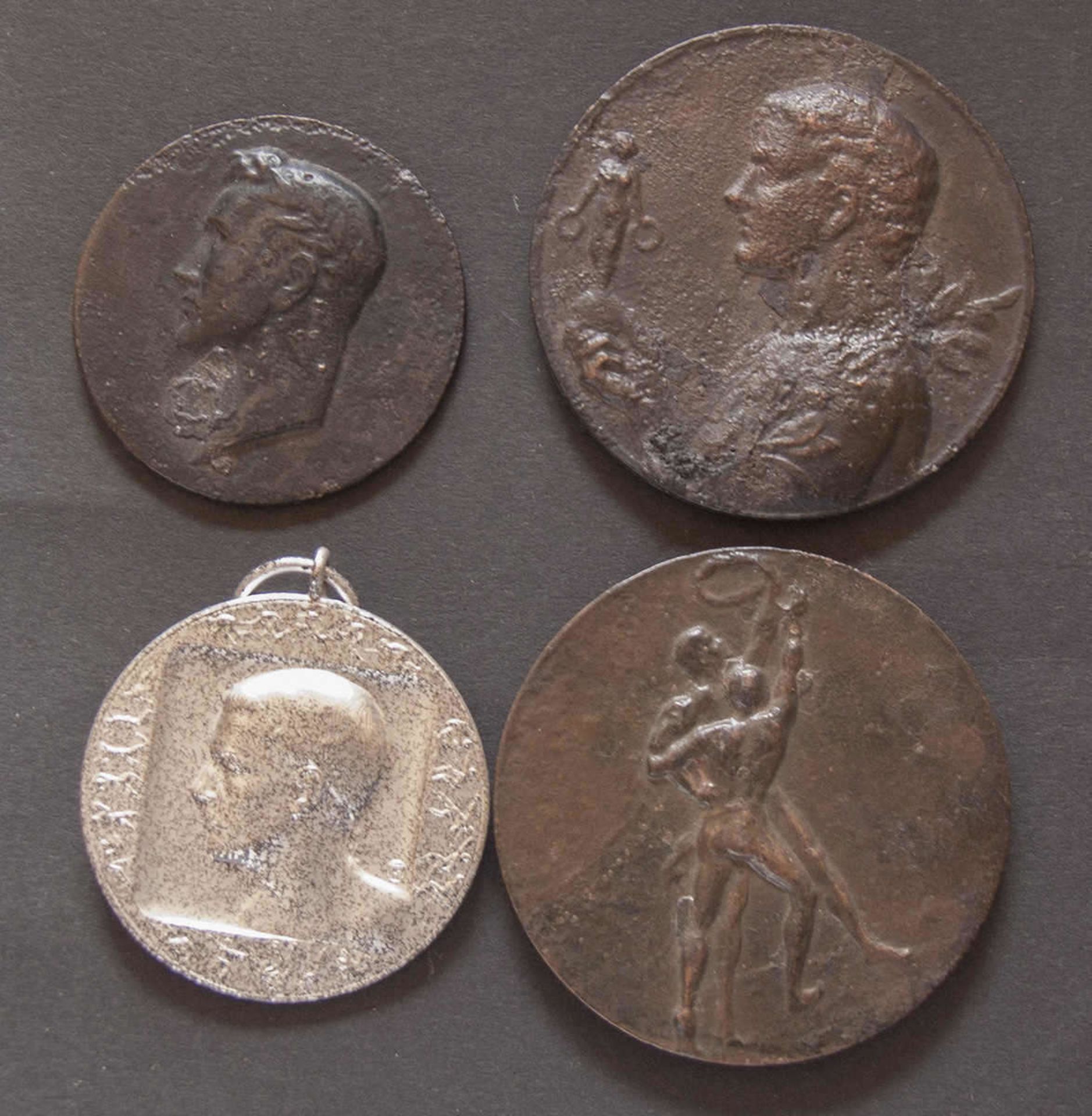 3 alte Sportmedaillen aus den 20er Jahre und 1x 1955. Leichtathletik und Fussball3 old sports medals