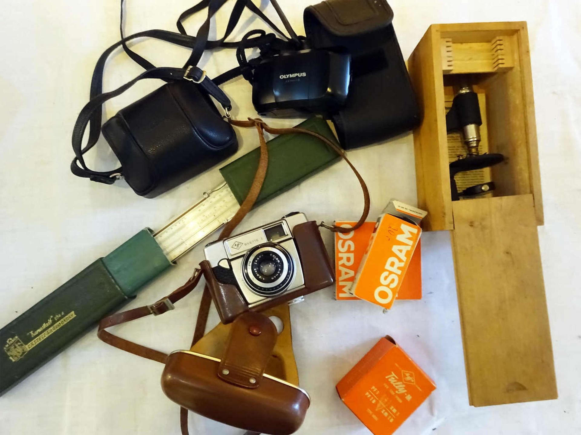 1 Lot Technik und Optik, dabei Kameras, Mikroskop, etc.1 lot of technology and optics, cameras,