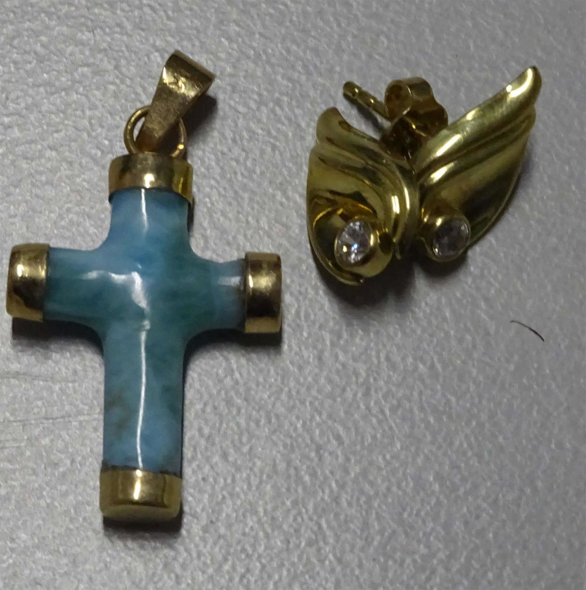 2 Teile Goldschmuck, 585er Gelbgold, 1x 1 Paar Ohrringe in Blattform, sowie 1 Anhänger "Kreuz" aus