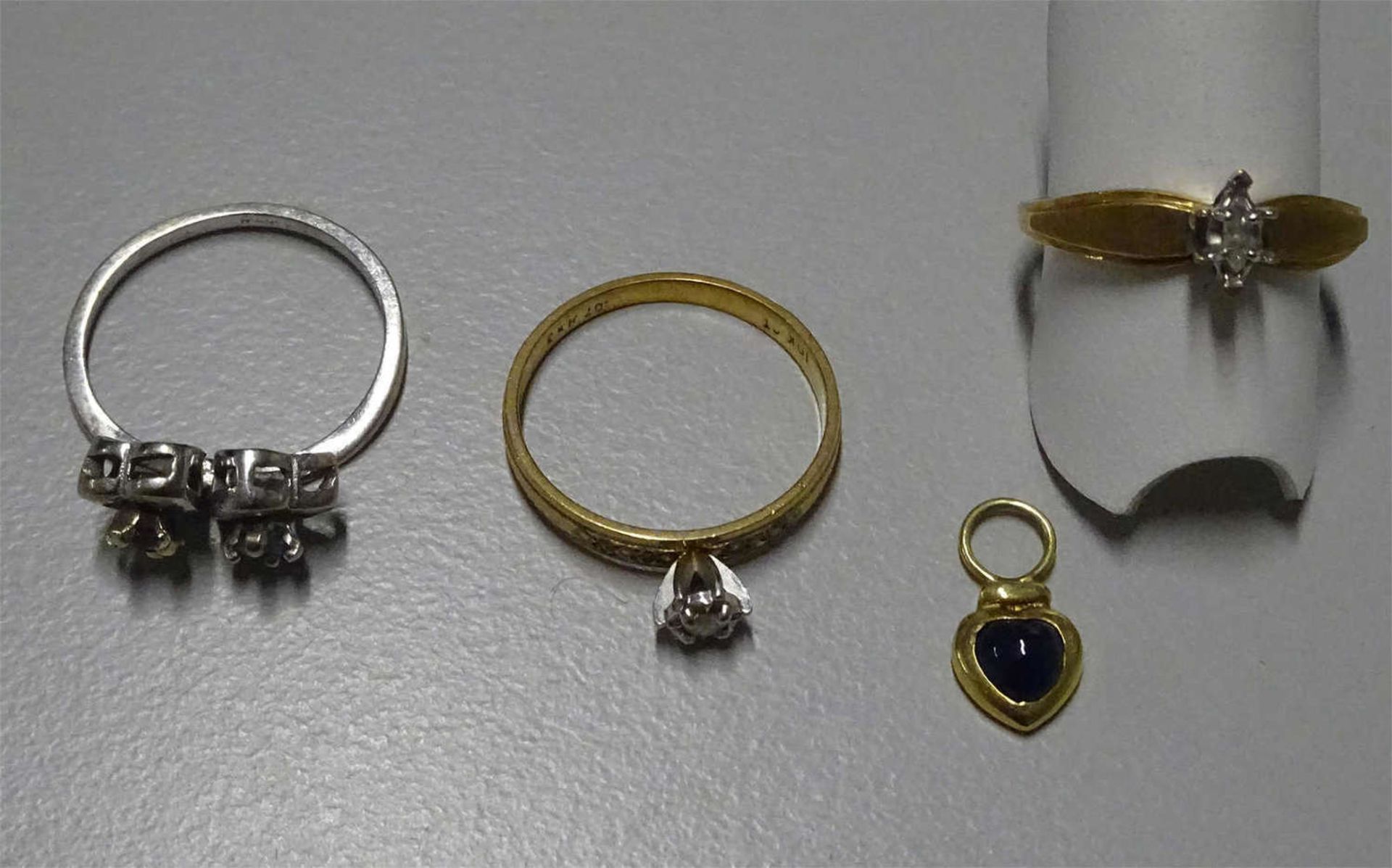 Lot Goldschmuck, 2 Ringe, 1 Anhänger sind 375er Gelbgold, 1 Ring 375er Weißgold. Gesamtgewicht ca.