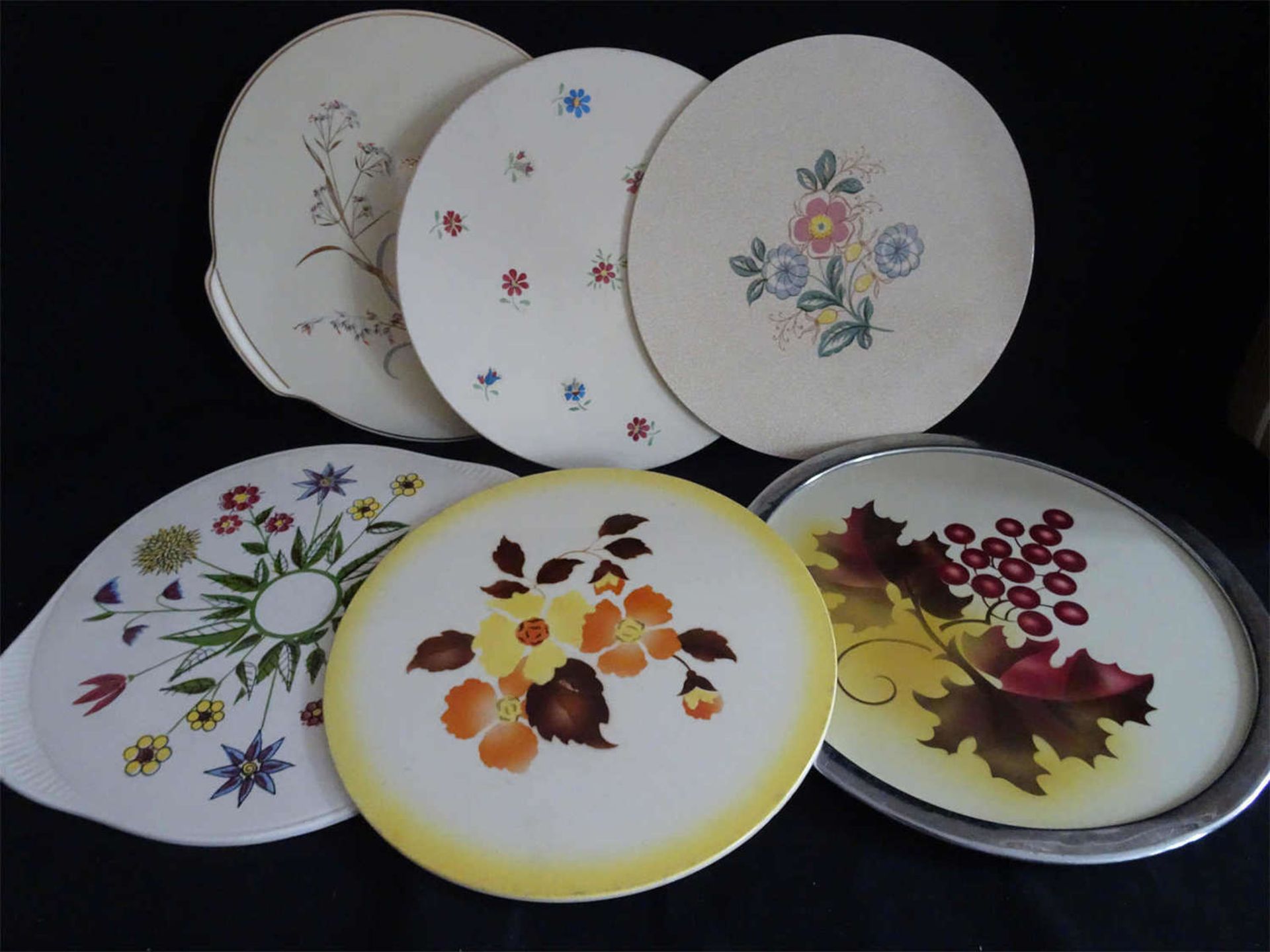 Grünstadter Keramik, 5 Kuchenplatten, verschiedene Modelle, 1x mit Metallmontur. Teilweise kleine