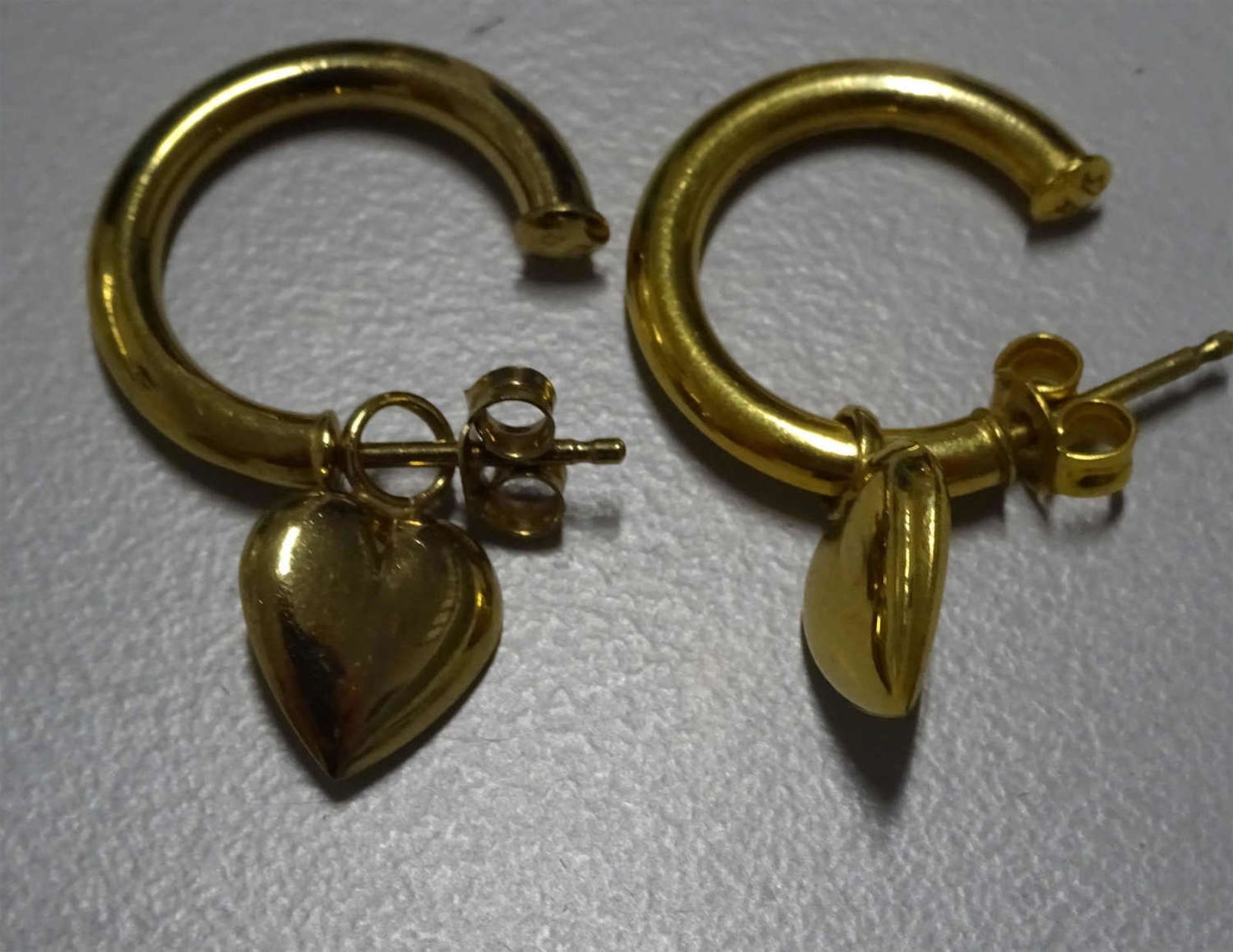 Creolen mit Herzen, 333er Gelbgold, Gewicht ca. 2 gr.Hoops with hearts, 333er yellow gold, weight