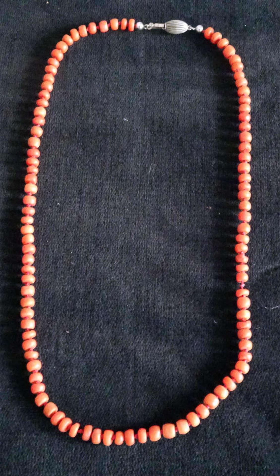 Korallenkette mit 835er Silber Verschluss. Länge ca. 49 cm.Coral necklace with 835 silver clasp.