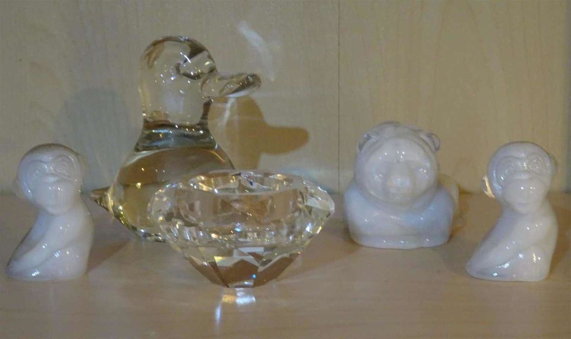 5 Teile Glas, dabei 3 Tiere aus Milchglas, 1 Glasente, sowie 1 Bleikristall Kerzenständer aus