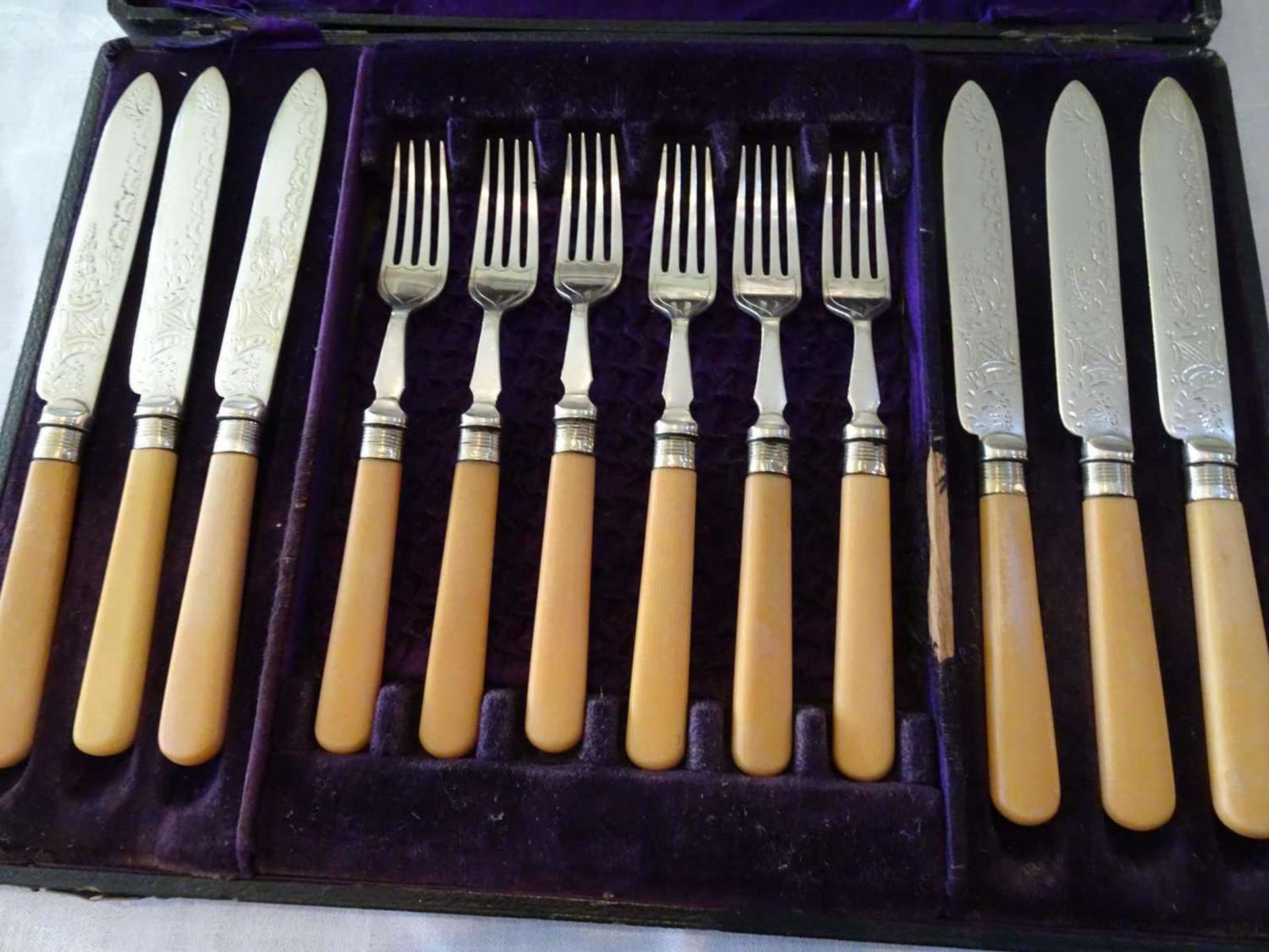 altes Obstbesteck, 12-teilig, mit Elfenbeingriffen ?? Im Original Kasten.old fruit cutlery, 12 - Image 2 of 3