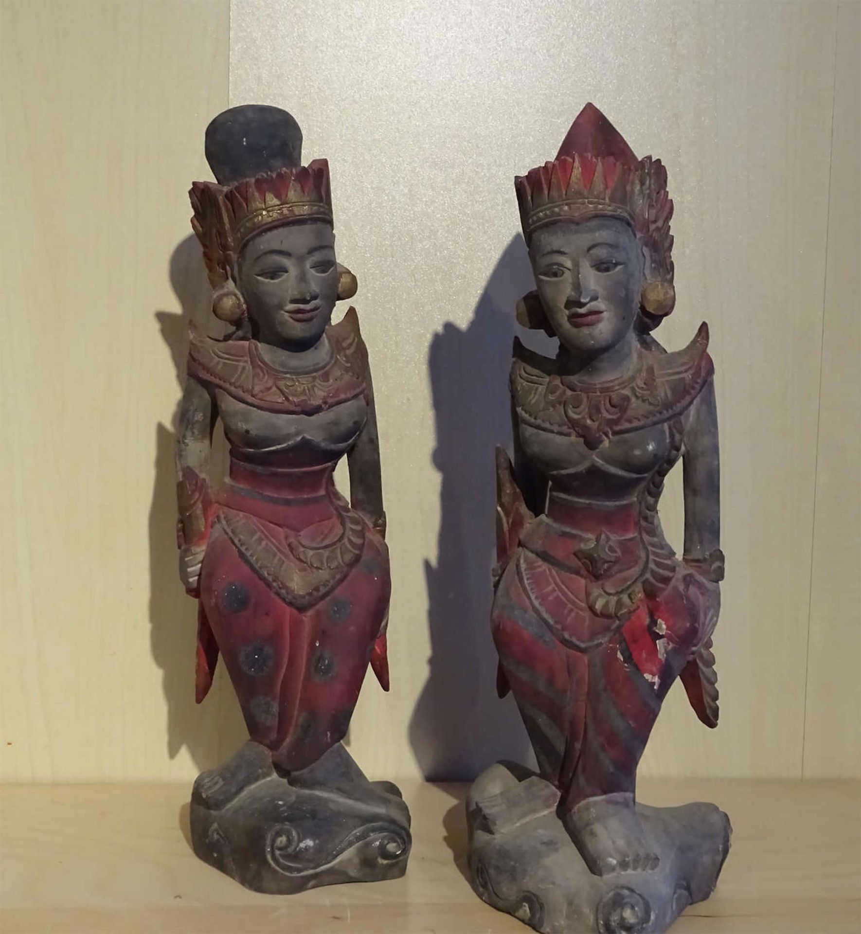 2 Holzschnitzereien Asien "Tempeltänzerinnen", Höhe ca 30cm. Farbe teilweise rissig (nicht