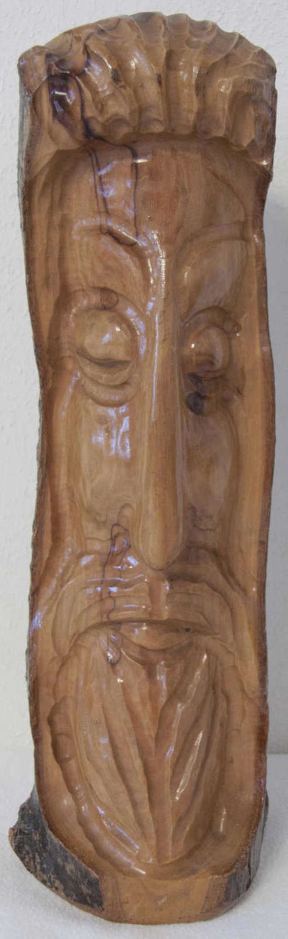 Holz - Skulptur, massiv aus einem Stück gefertigt. Lackiert. H: ca. 32 cm.Wood sculpture,