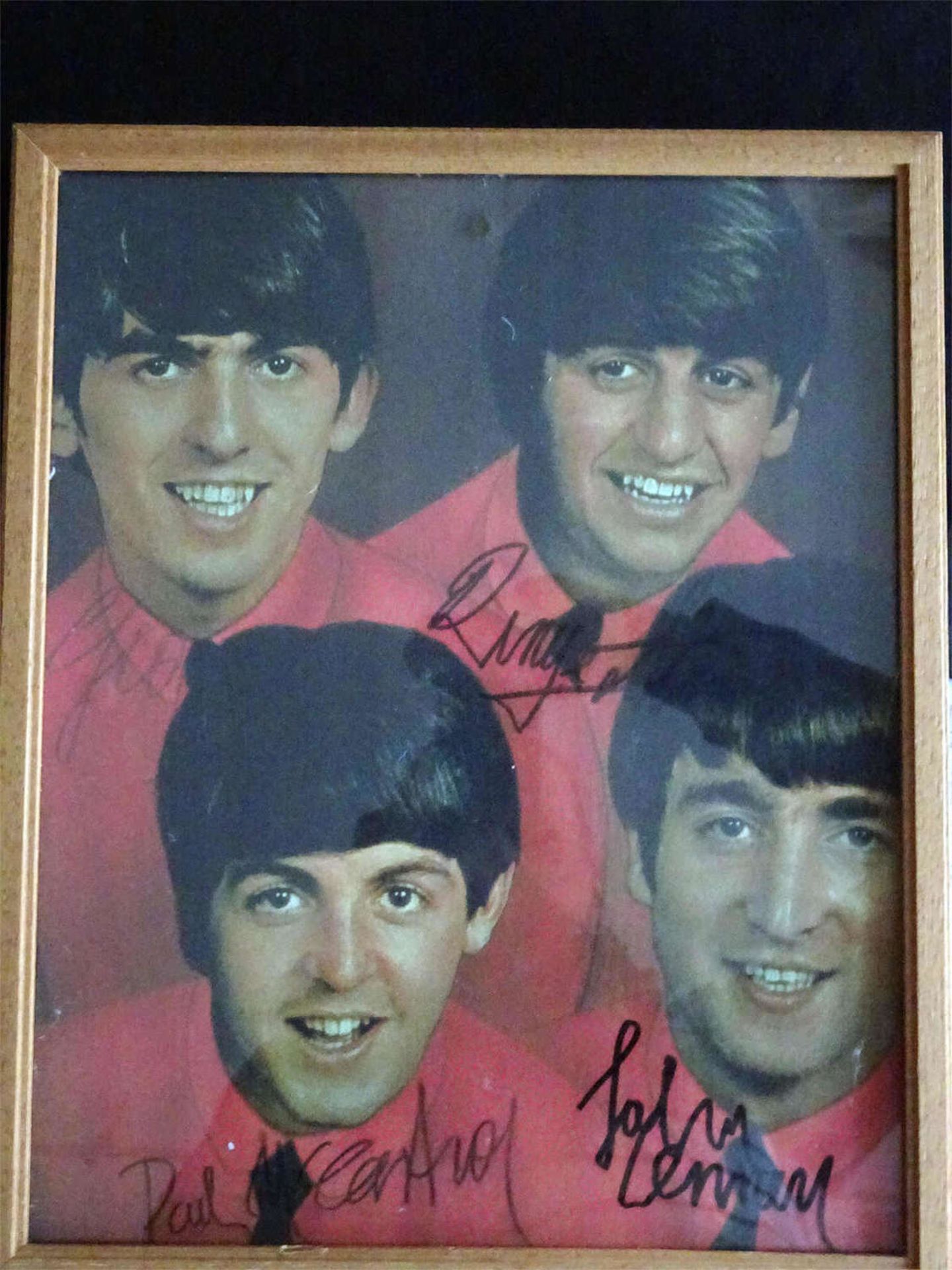Bild von den Beatles mit Unterschriften. Höhe ca. 30 cm, Breite ca. 24 cm.Picture of the Beatles