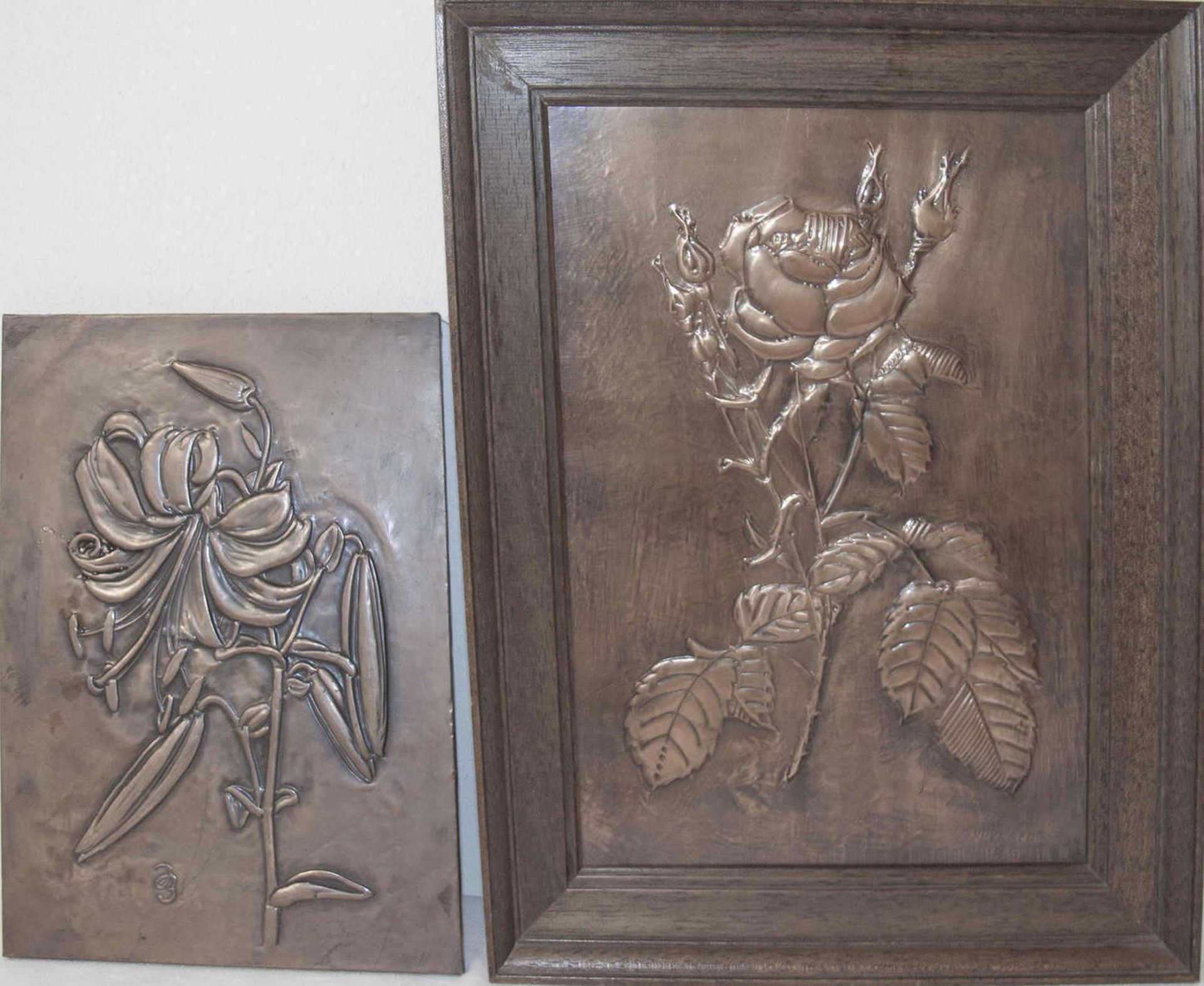 Zwei Kupferbilder, 1 x Rosen, im Rahmen, Maße: ca. 39 cm x ca. 30 cm und 1 x Lilie, Maße: ca. 27