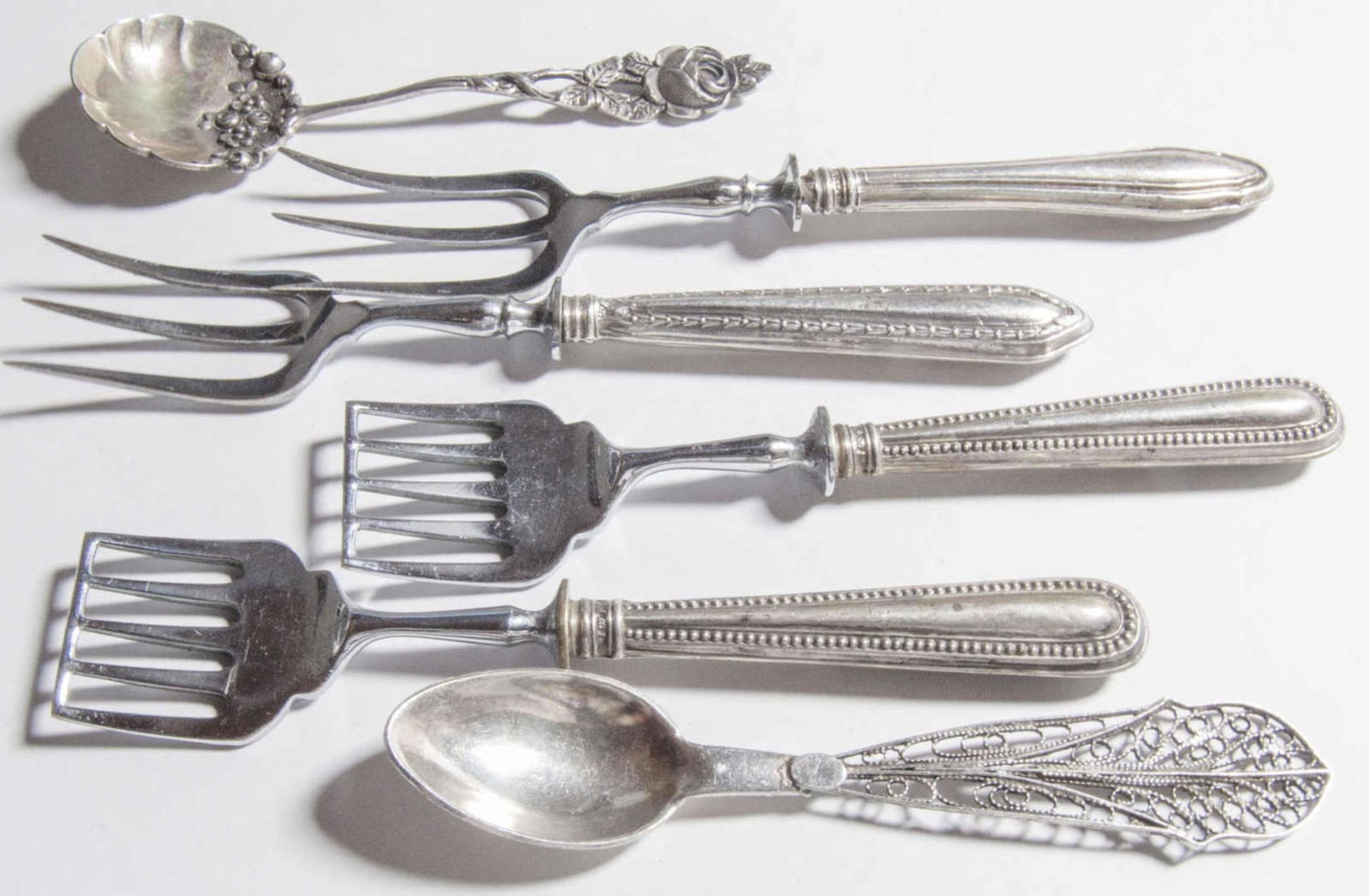 Lot Silberbesteck, insgesamt 6 Teile. Gewicht ca. 119 gr.Lot of silver cutlery, 6 parts in total.