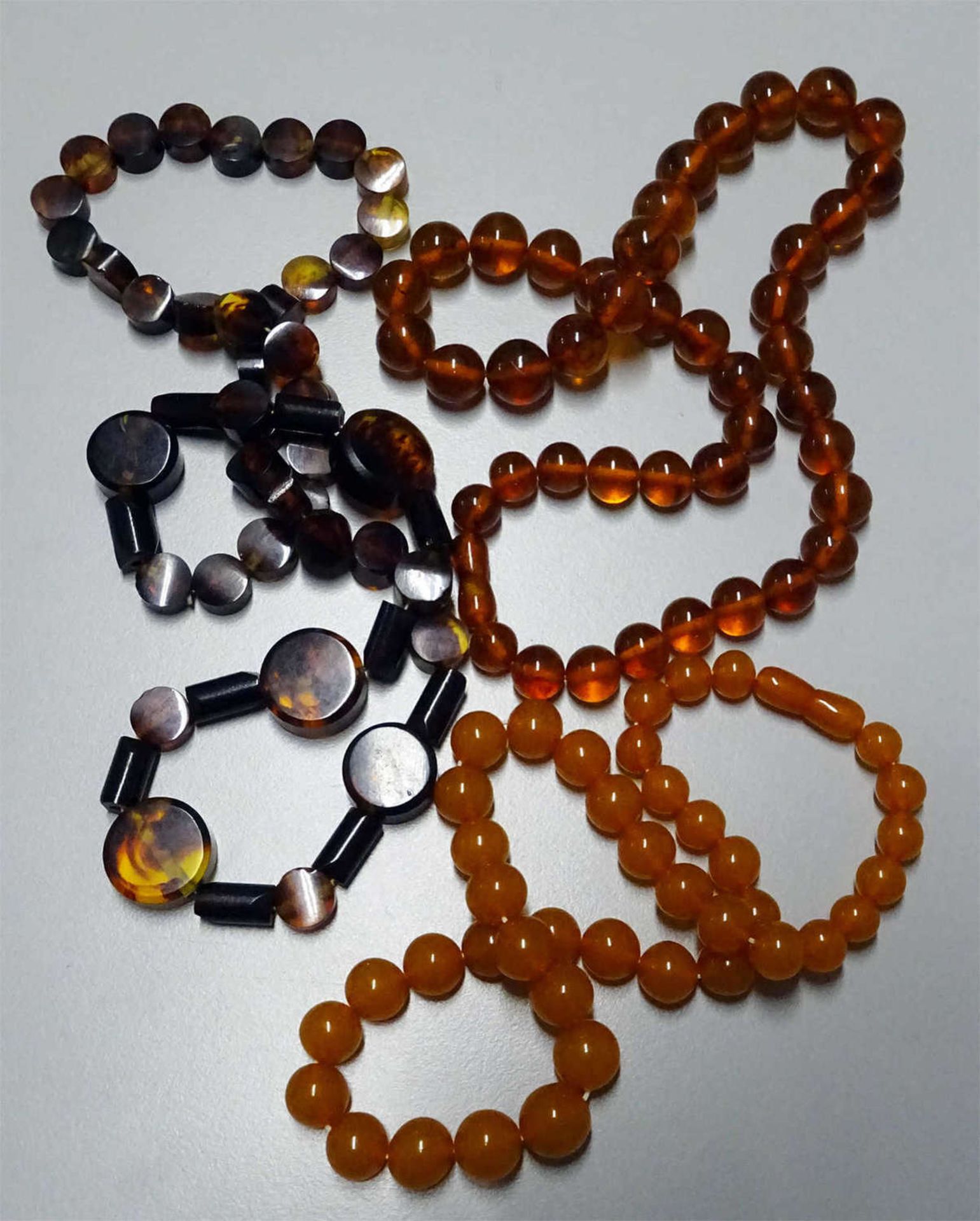 3 Teile älterer Bakelit - Schmuck.3 pieces of older bakelite jewelry.