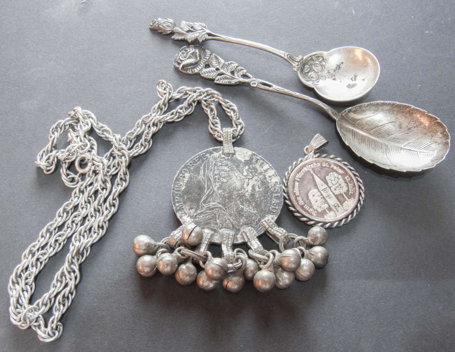 Silber - Konvolut, bestehend aus: gefassten Theresien - Taler an Silberkette, zwei Löffel "