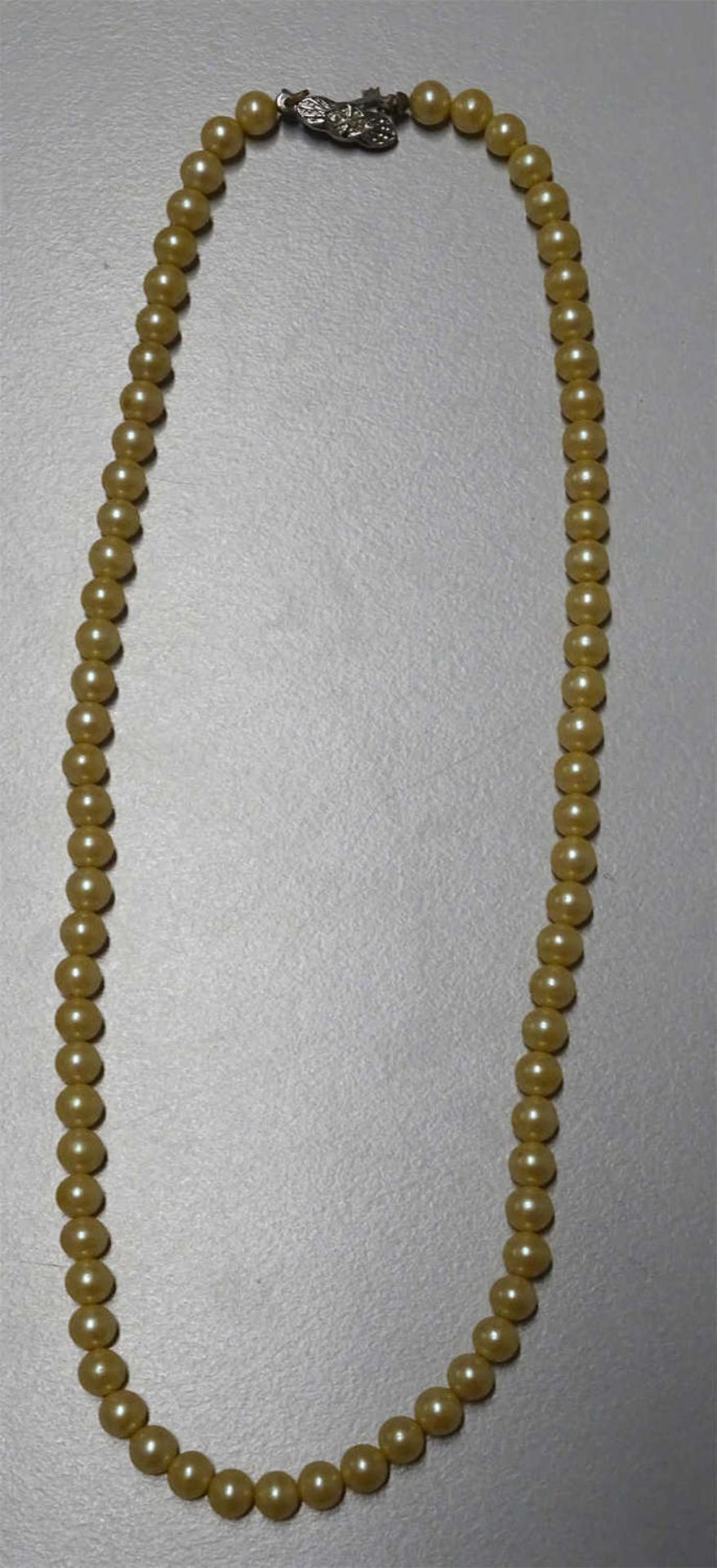 Perlenkette mit 835er Silberverschluß. Länge ca. 42 cmPearl necklace with 835 silver clasp. Length