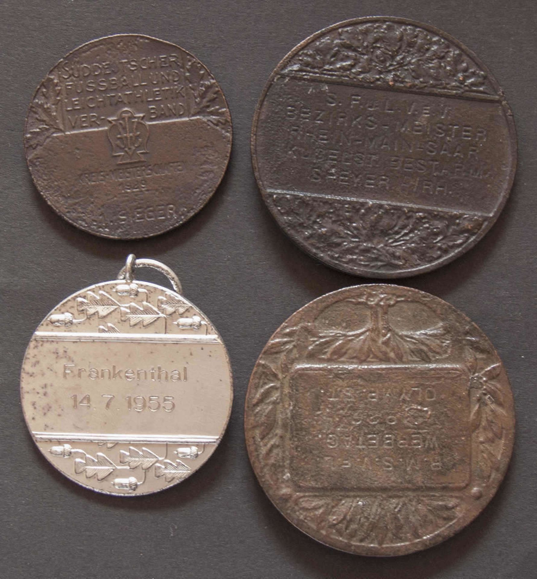 3 alte Sportmedaillen aus den 20er Jahre und 1x 1955. Leichtathletik und Fussball3 old sports medals - Bild 2 aus 2